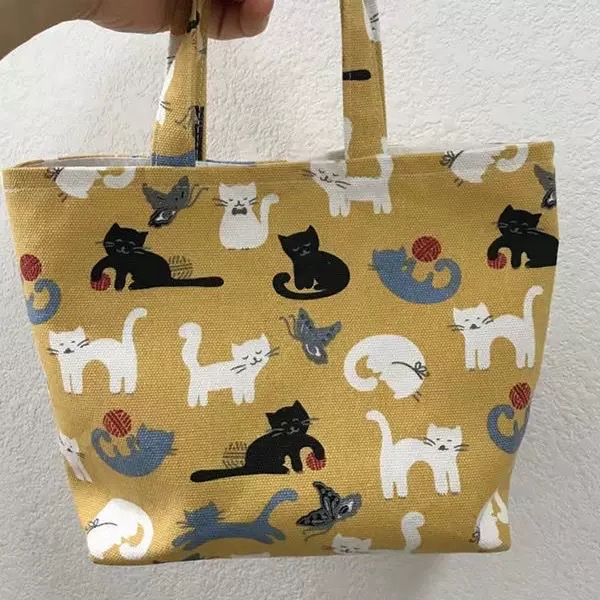 The yellow background with black and white cat print canvas feels thick and a bit hard. The 12-inch canvas is 20 yuan in the store with free shipping Item Picture