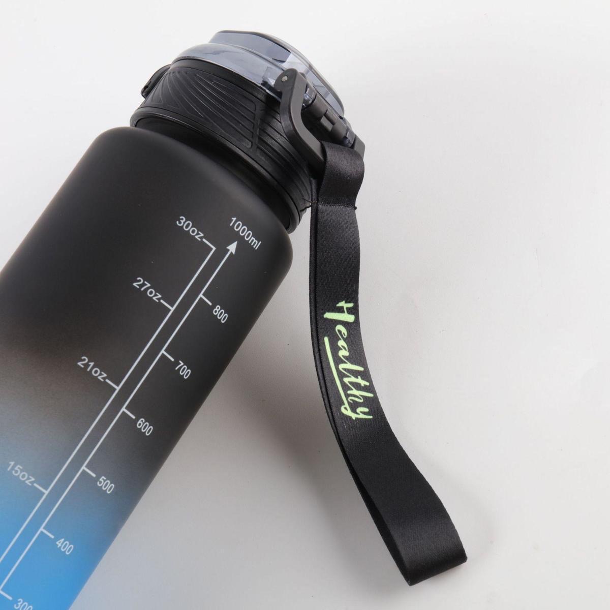 New 1000ML/800ML flip-top direct drinking frosted gradient plastic cups, outdoor sports with a handle rope and a bouncy lid Application Scenario