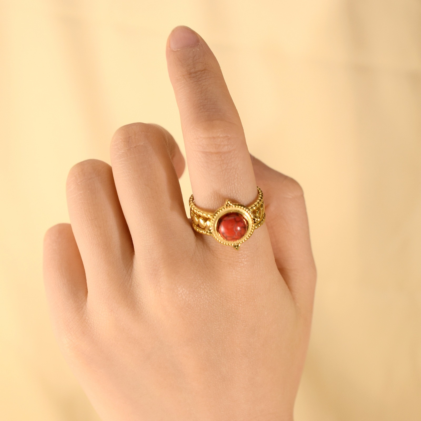 跨境热卖简约时尚百搭红色松石滴油点状镂空不锈钢轻奢高级感细节图