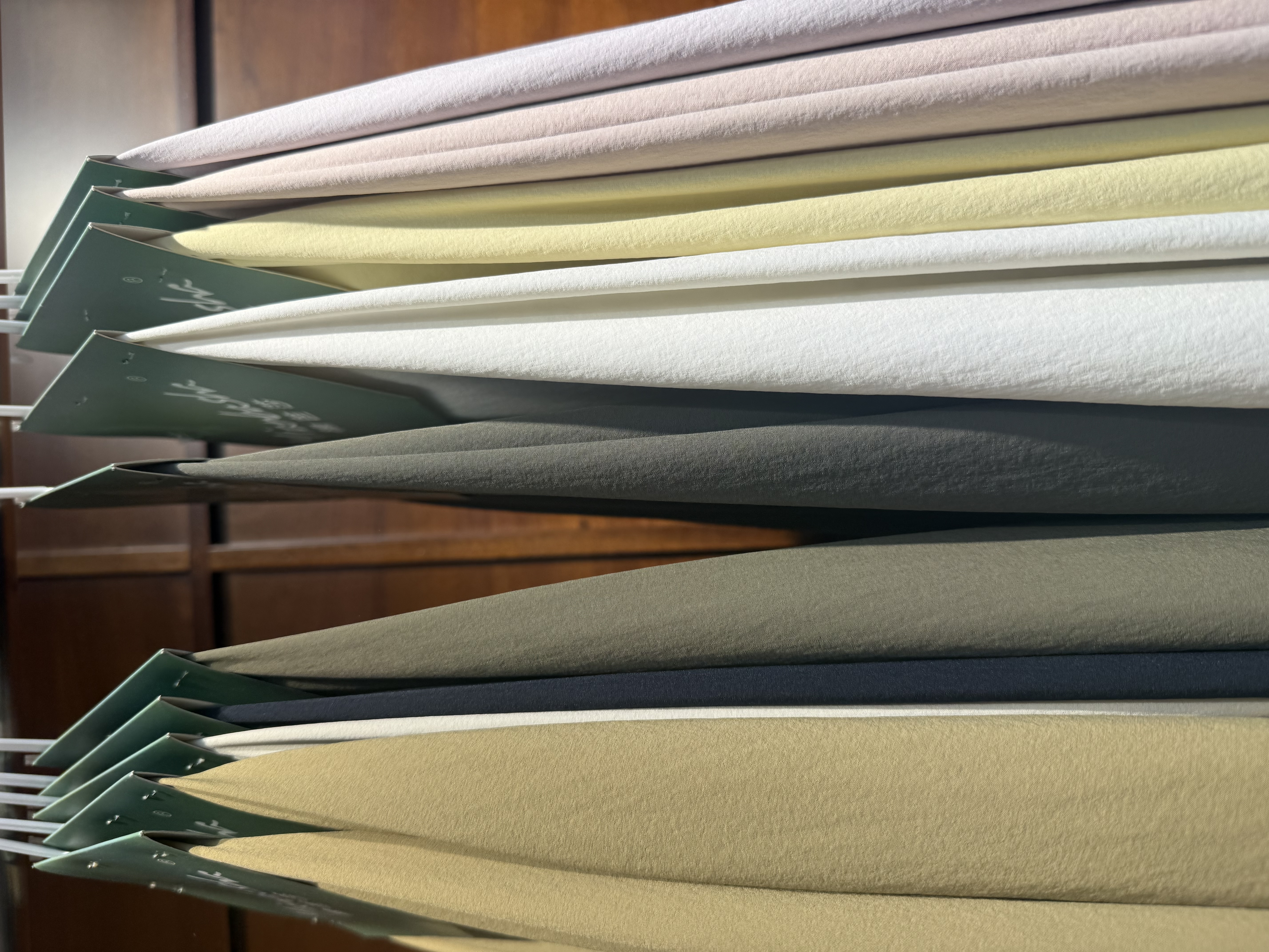 科技女士运动套装广州女服装批发时尚休闲舒适款产品图