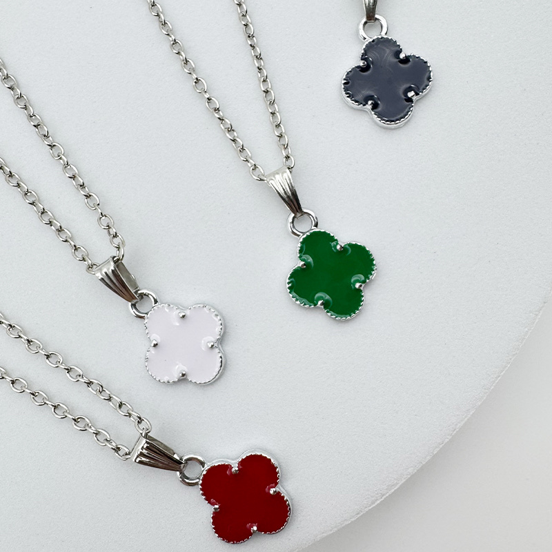 New simple and creative four-leaf clover necklace, light luxury, niche, fresh, sweet and fashionable couple collarbone chain jewelry Application Scenario