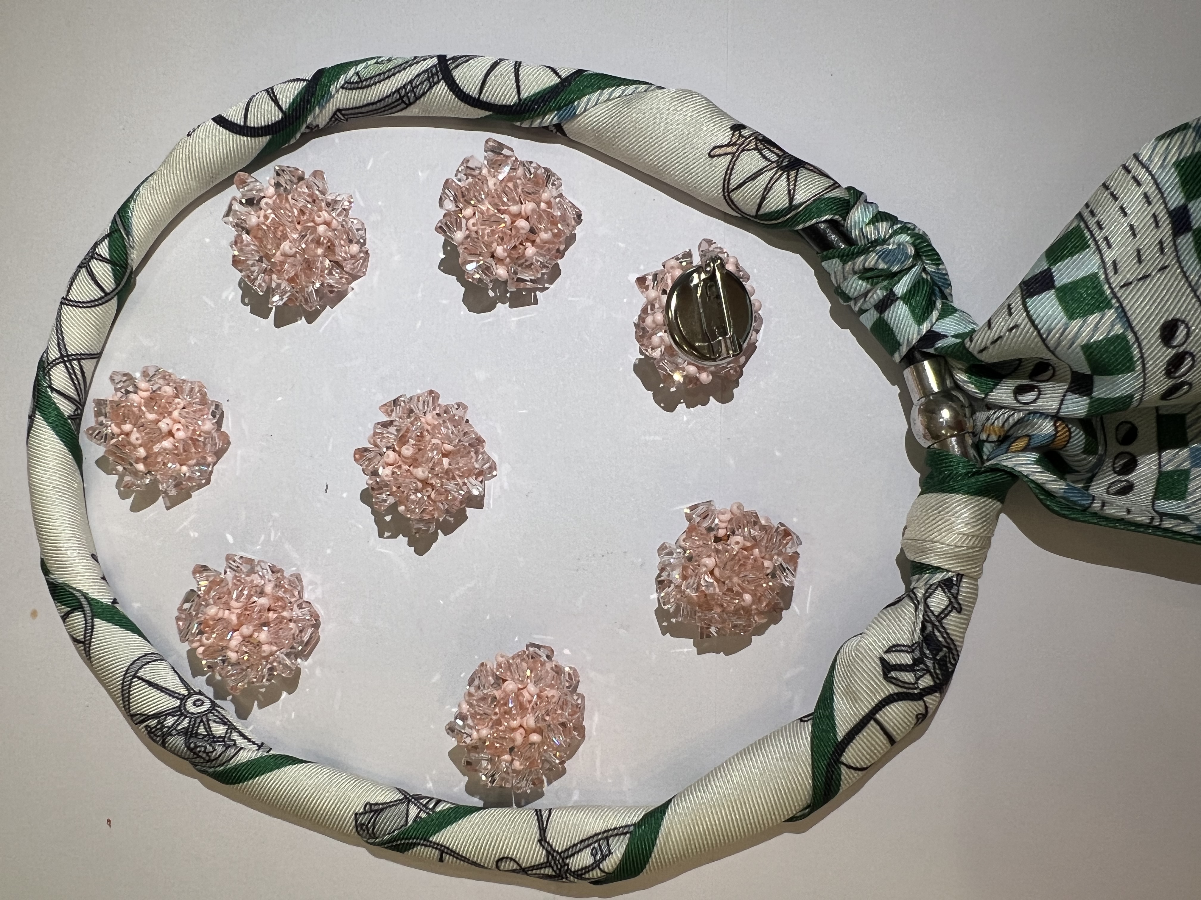 Transfronterizo de comercio electrónico de moda broche, campanilla, flor de col, flor de perlas, flor de jade blanco multicolor, flor de uva, DlY zapatos con sombrero vestido detail image 9