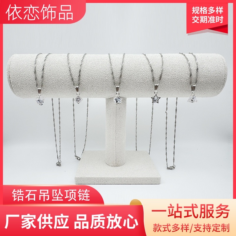 A new minimalist and fashionable zircon pendant necklace with a light luxury, niche and high-end feel, featuring a couple's collarbone chain jewelry.