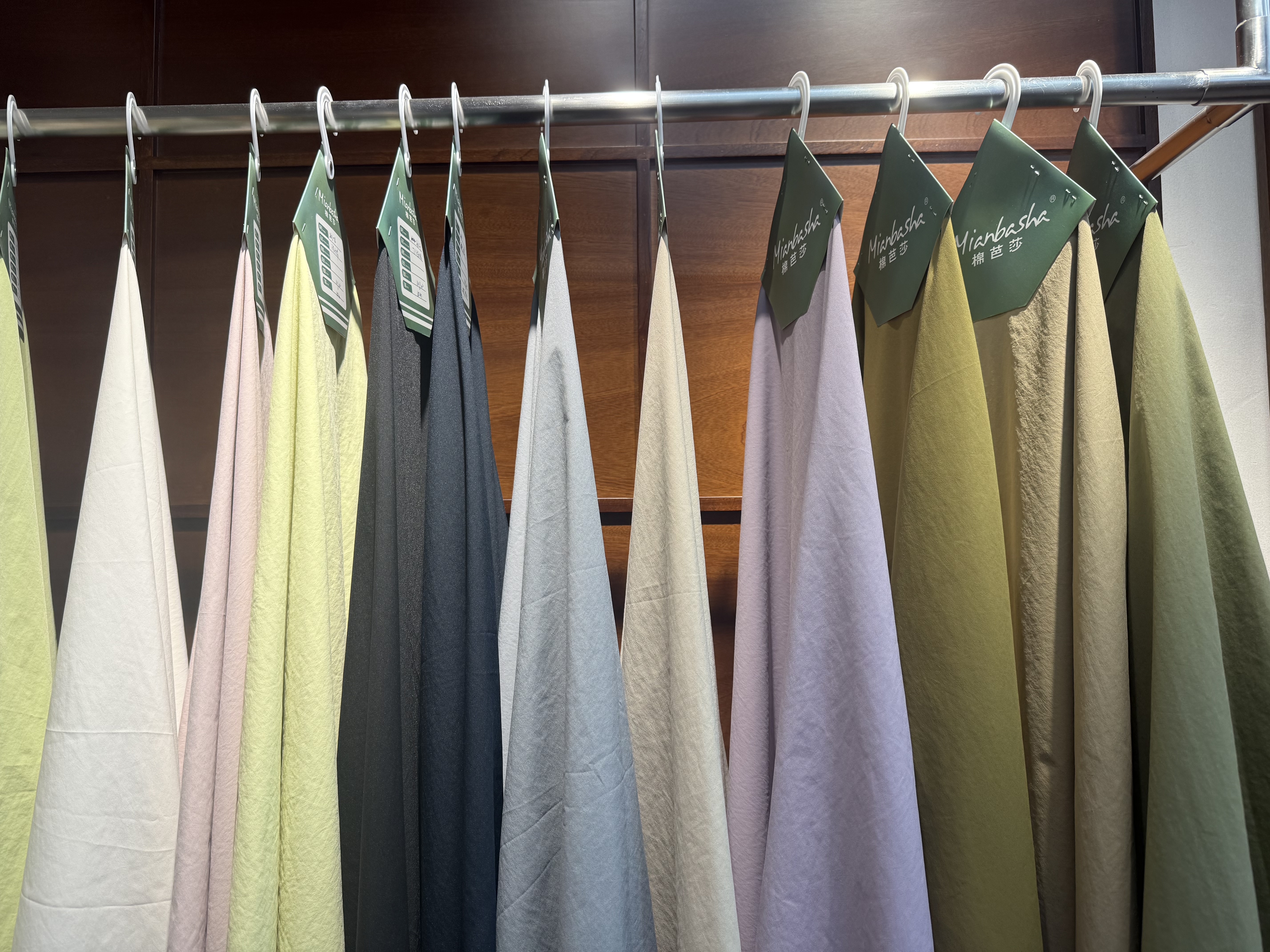 科技女士运动套装广州女服装批发休闲运动时尚潮流产品图