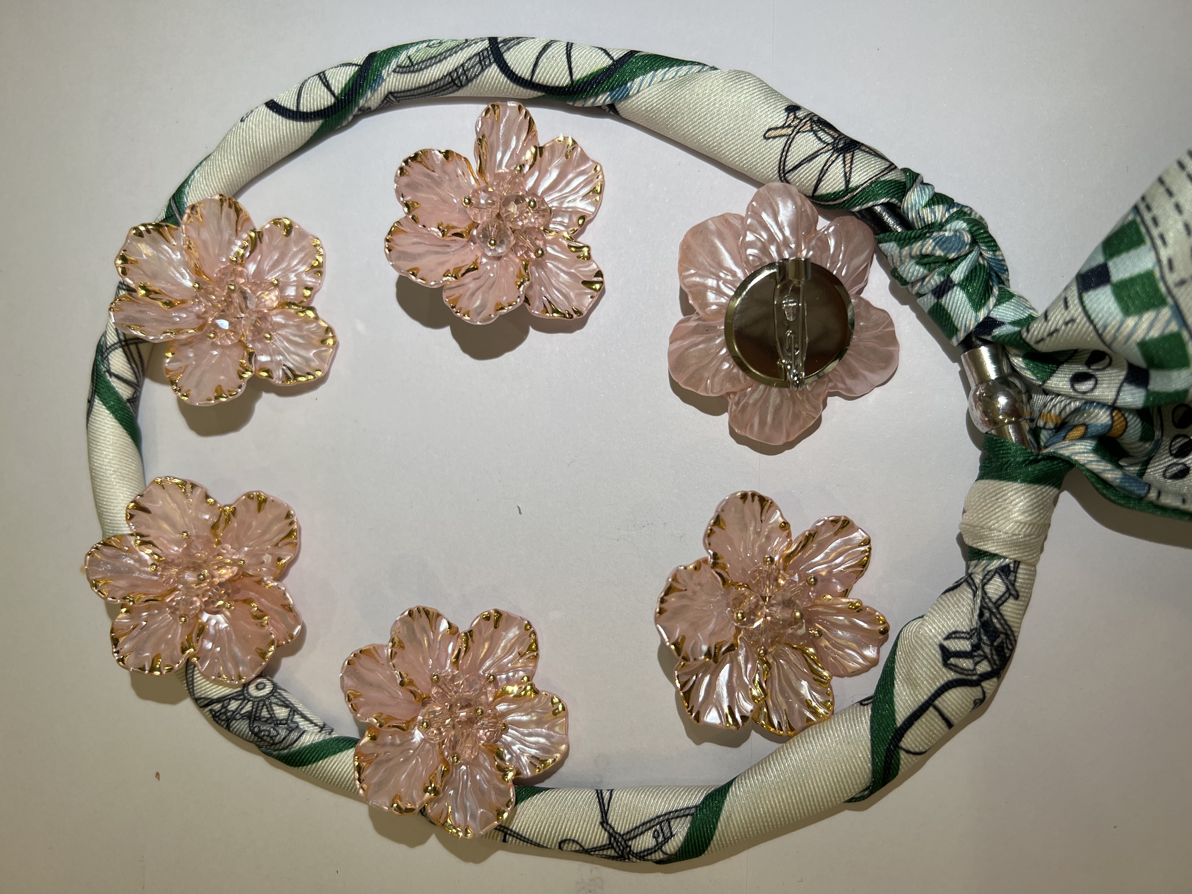 Transfronterizo de comercio electrónico de moda broche, campanilla, flor de col, flor de perlas, flor de jade blanco multicolor, flor de uva, DlY zapatos con sombrero vestido detail image 11