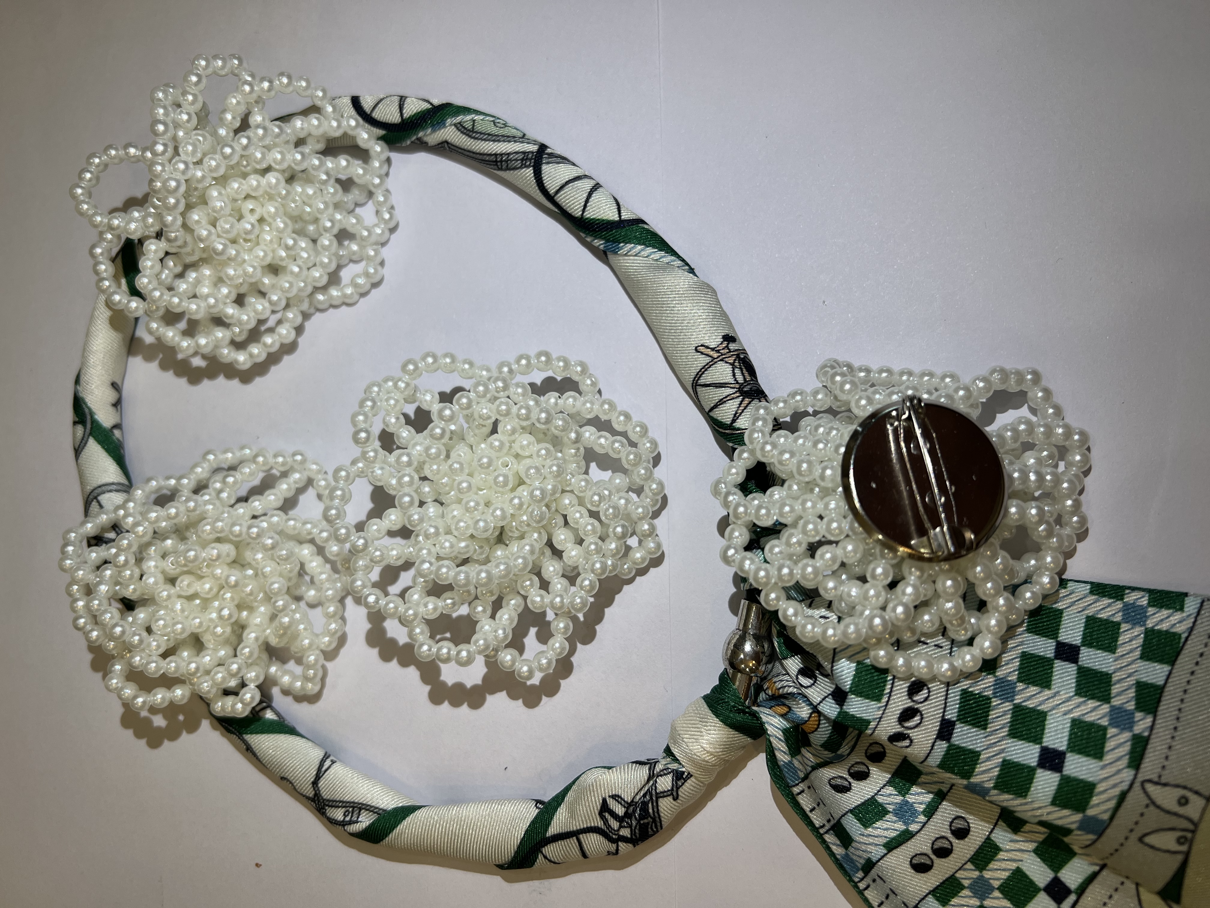 Cross-border e-commerce fashion bestsellers include corsages, wind chime flowers, Chinese cabbage flowers, pearl flowers, colorful white jade flowers, grape string flowers, and DIY shoes, hats and clothing details Picture