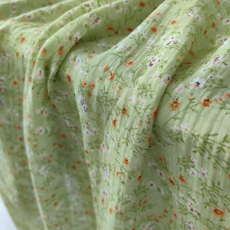 The new spring and summer collection of Senlu Girl features exquisite jacquard checkered chiffon fabric with light green small floral prints for a fresh dress