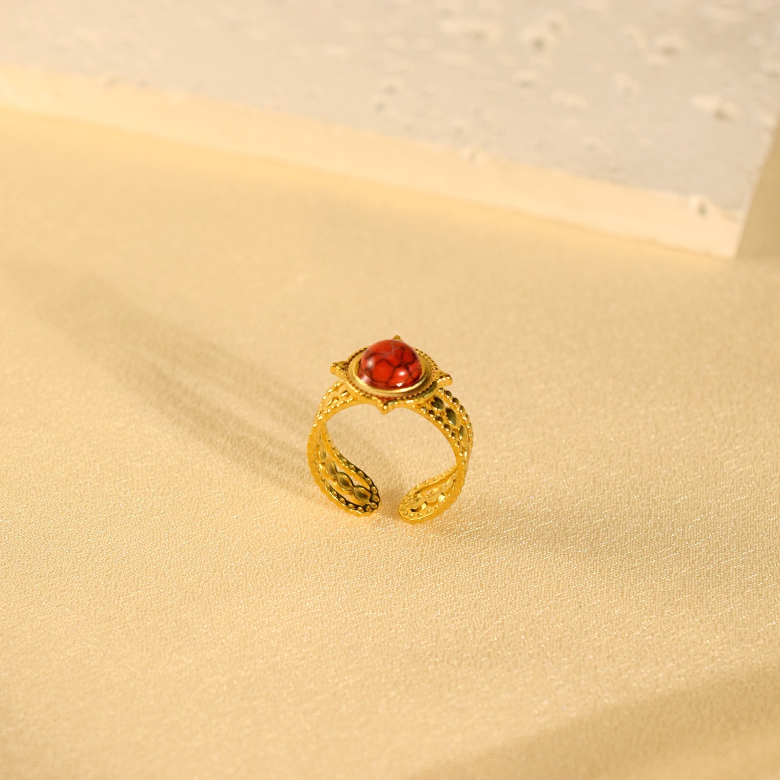 跨境热卖简约时尚百搭红色松石滴油点状镂空不锈钢轻奢高级感白底实物图