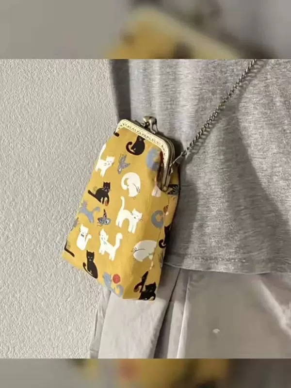 The yellow background with black and white cat print canvas feels thick and a bit hard. The 12-inch canvas is 20 yuan in the store with free shipping Application Scenario