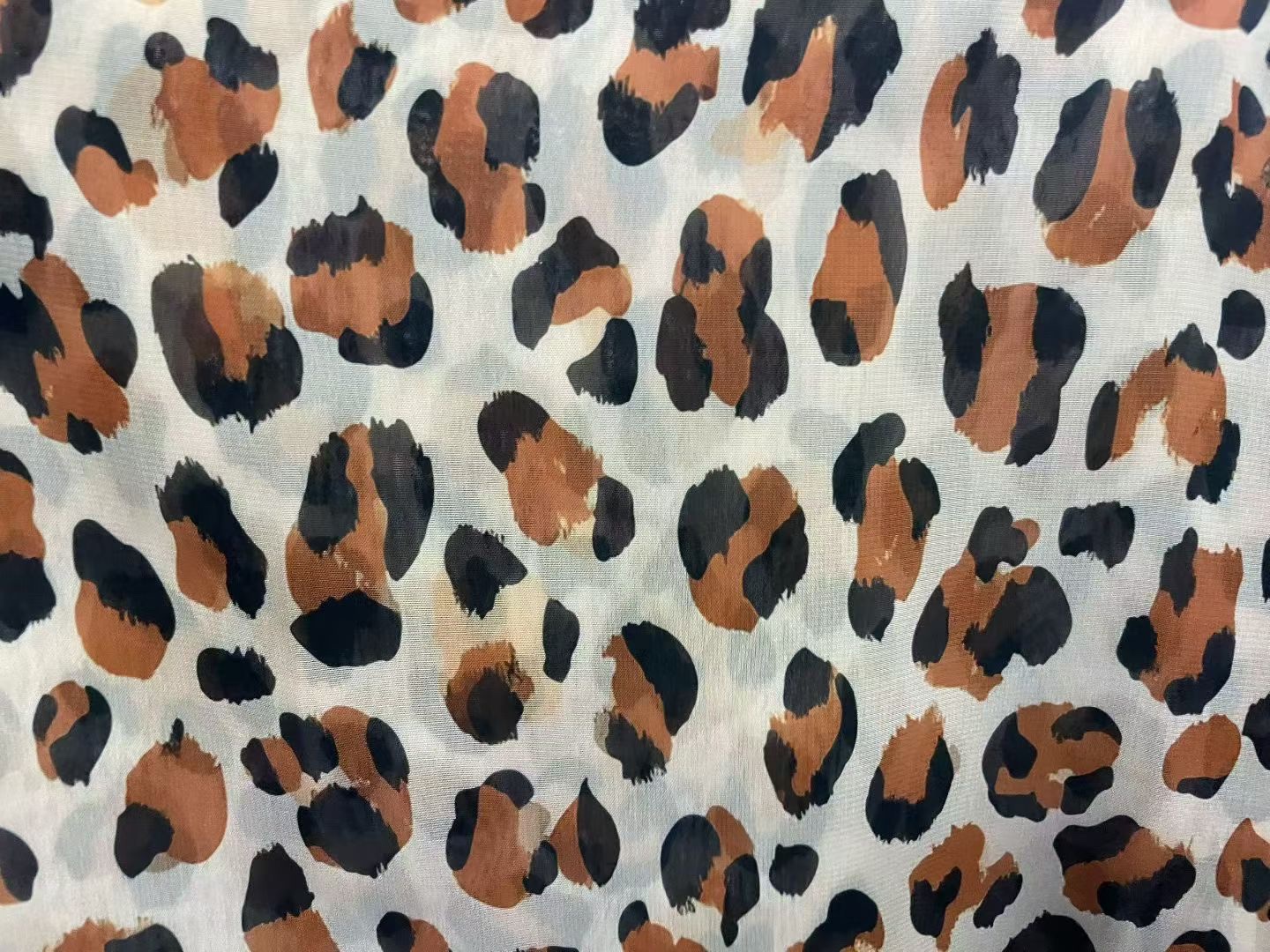 Printed fabric scarves made of fish-scale sequined fabric are fashionable, casual and versatile, available in multiple colors and styles Application Scenario