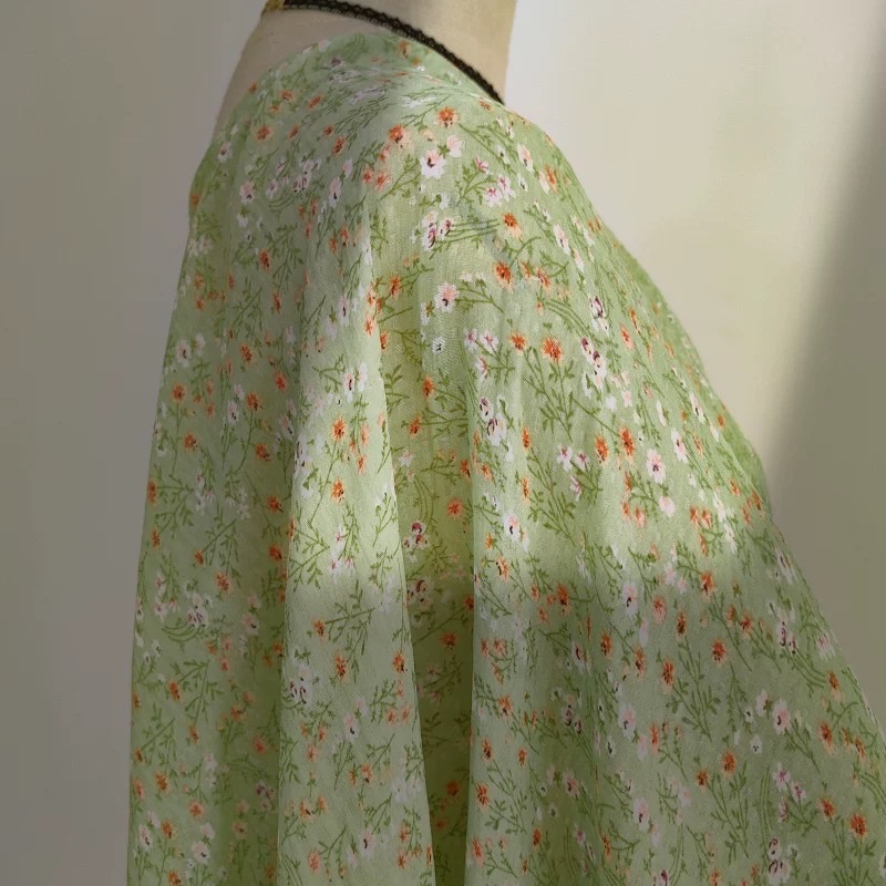 The new spring and summer collection of Senlu Girl features exquisite jacquard checkered chiffon fabric with light green small floral prints for a fresh dress details Picture