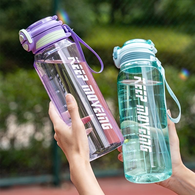This sports water bottle has a large capacity of 1300ML. Other heat-resistant summer portable water cups for men and women's fitness, with double LIDS, straws, scales and hanging ropes details Picture