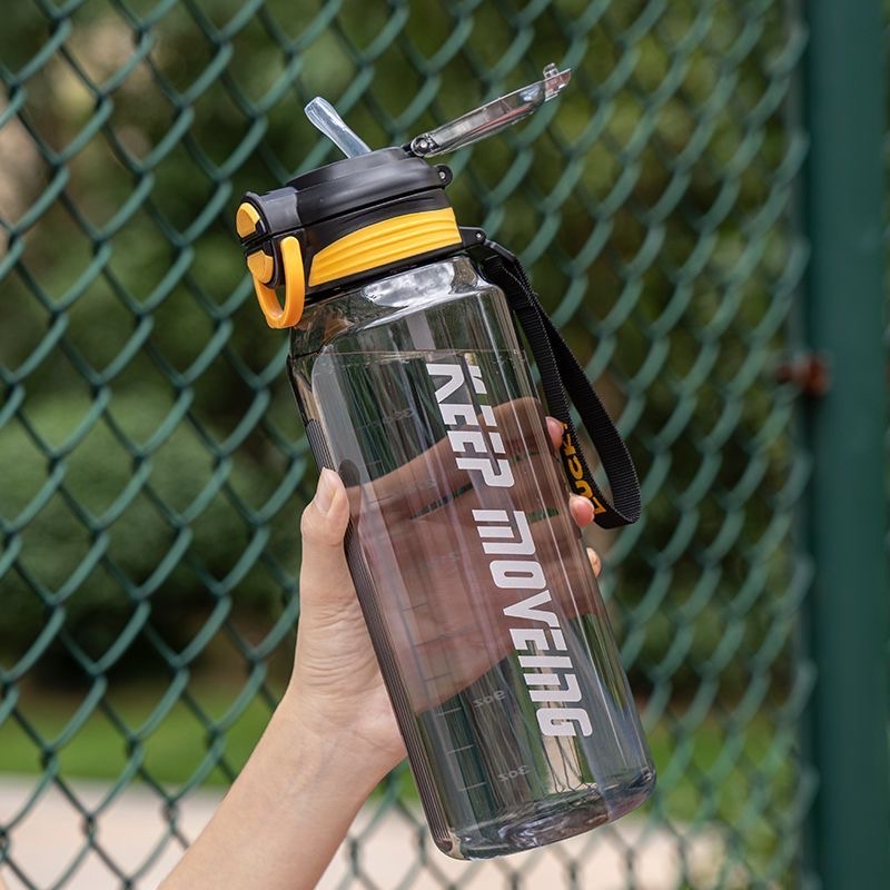 This sports water bottle has a large capacity of 1300ML. Other heat-resistant summer portable water cups for men and women's fitness, with double LIDS, straws, scales and hanging ropes Application Scenario