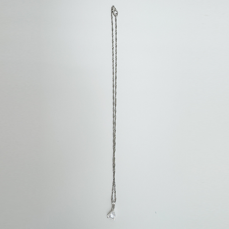A new minimalist and fashionable zircon pendant necklace with a light luxury, niche and high-end feel, featuring a couple's collarbone chain jewelry. Application Scenario