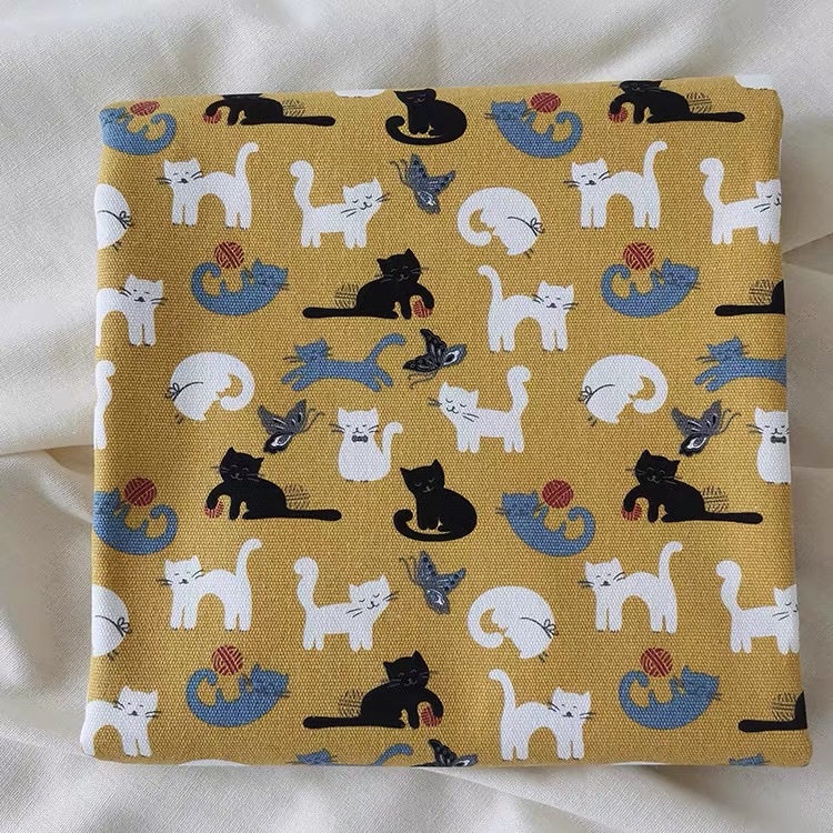 The yellow background with black and white cat print canvas feels thick and a bit hard. The 12-inch canvas is 20 yuan in the store with free shipping