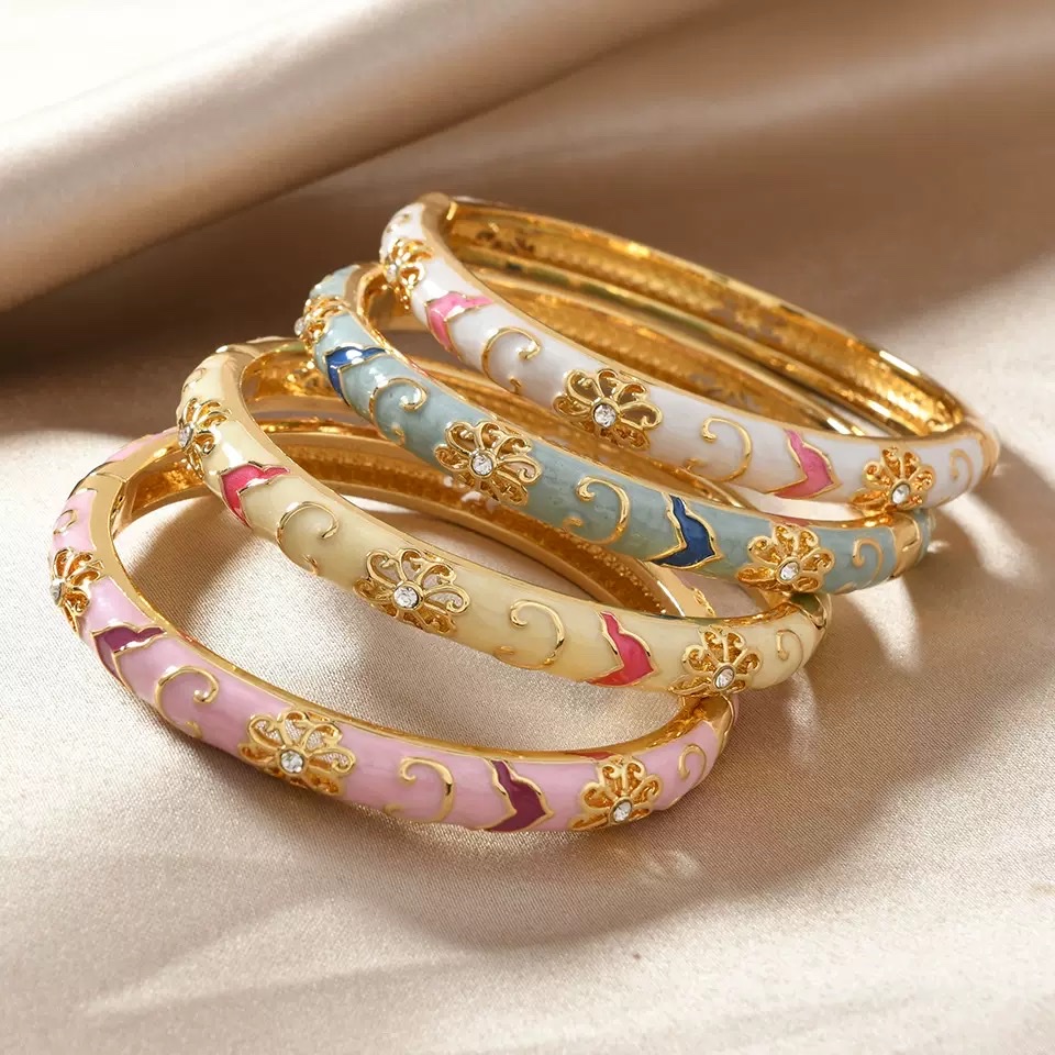 The bracelet is a multi-color cloisonne ladies' accessory gift with oil dripping. It can be stacked and customized in color with spring enamel craftsmanship