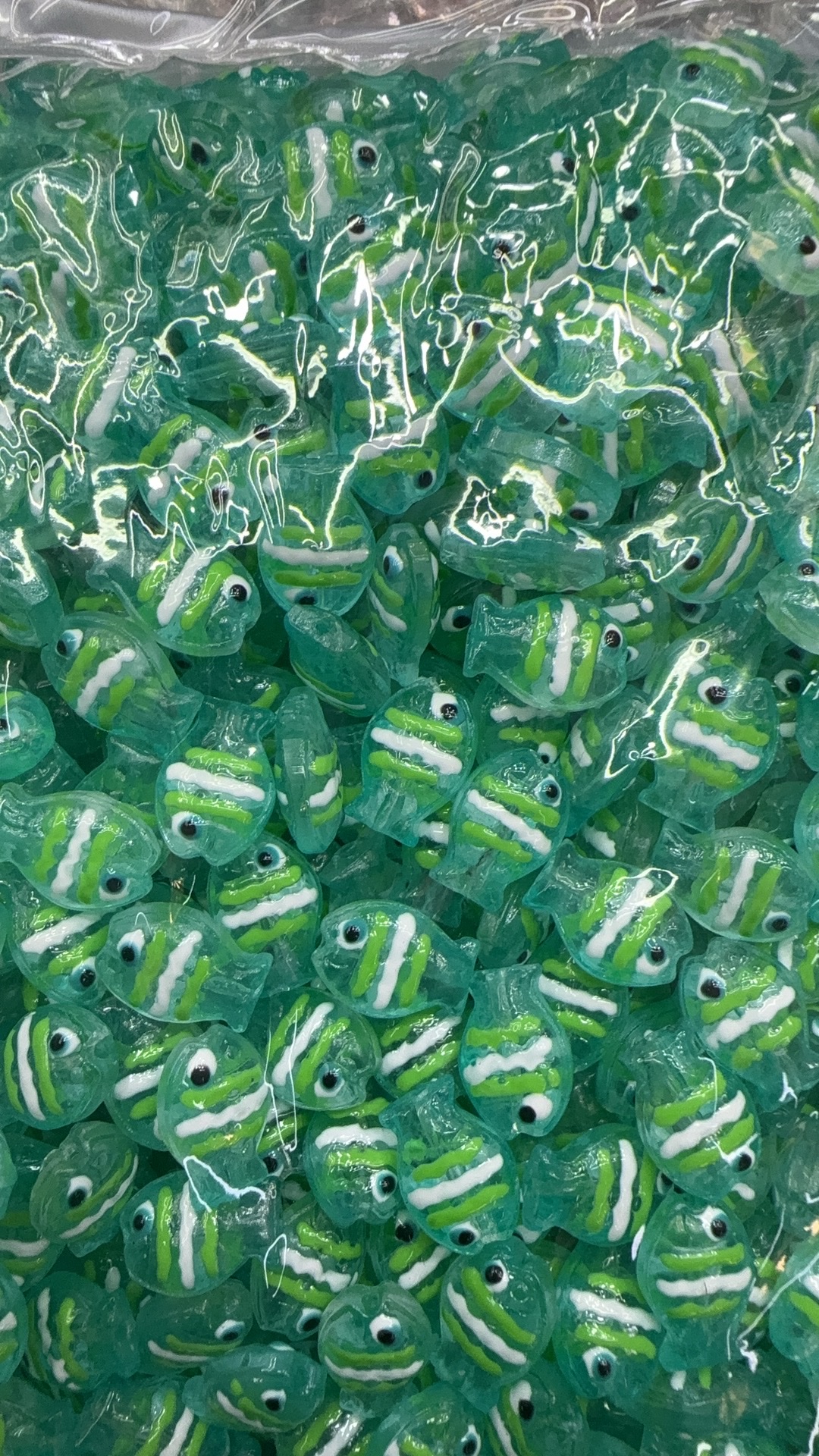 手绘手工琉璃小鱼，颜色多，色彩斑斓，欢迎您的光临！琉璃水晶珠子详情图2