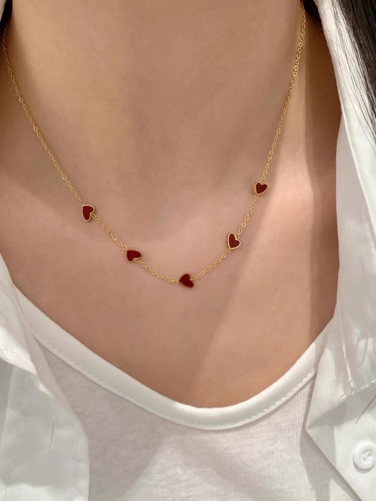 18k金色法式小众个性清新感设计锁骨链颈链配饰女五个红爱心项链项链不锈钢项链首饰