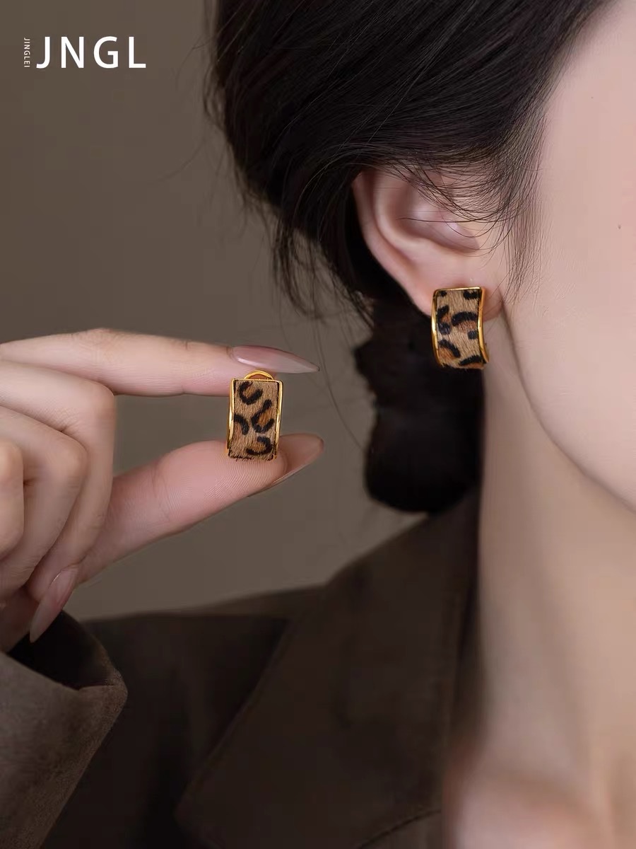 轻奢高级感豹纹C圈耳钉女新款爆款小众独特显脸小耳环气质耳饰品