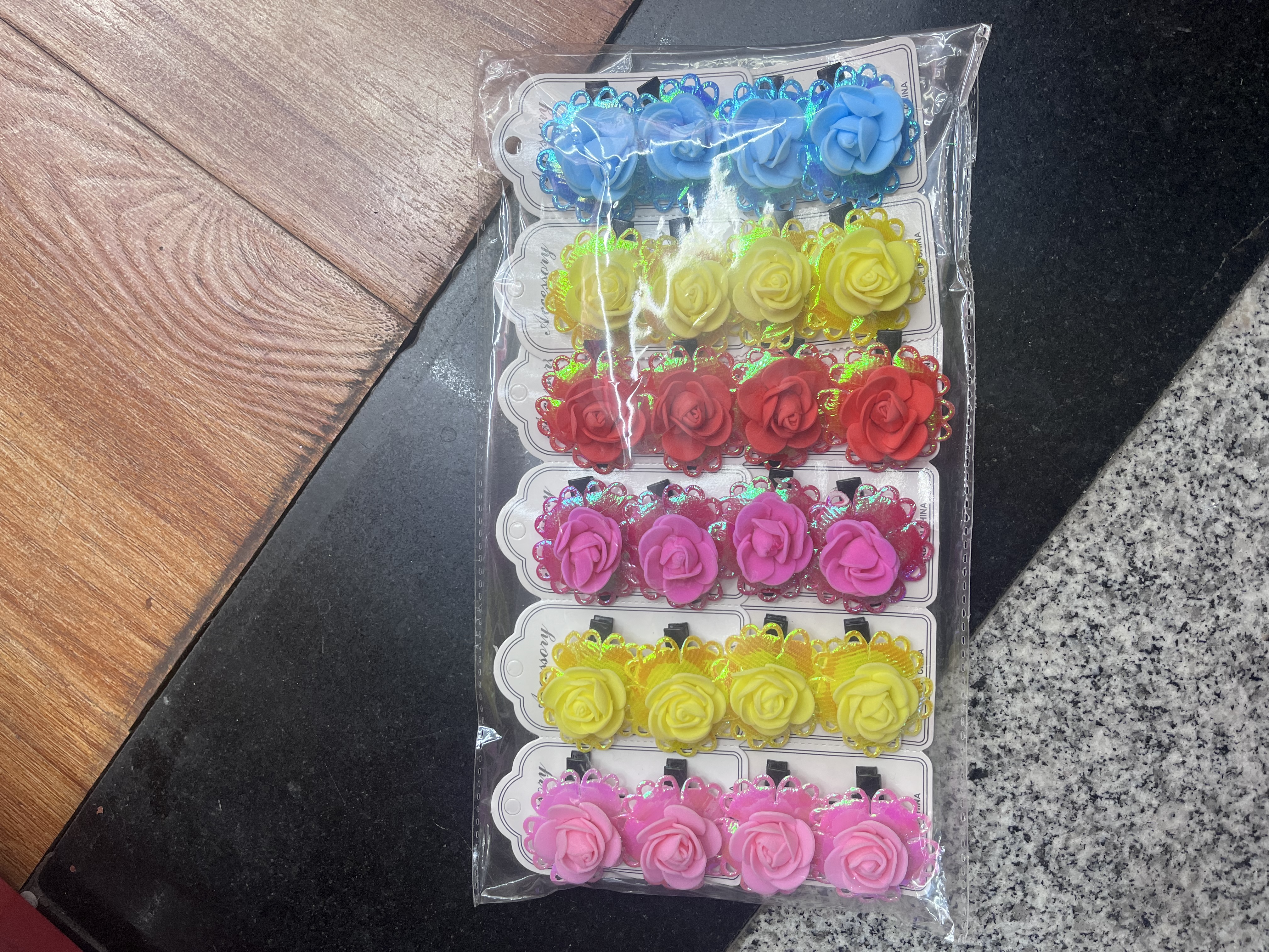 头饰布艺花夹子是以布料为主要材质的装饰发夹，通过手工制作呈现立体花朵造型，兼具固定发型和装饰美化功能，风格多样且佩戴舒适。zl