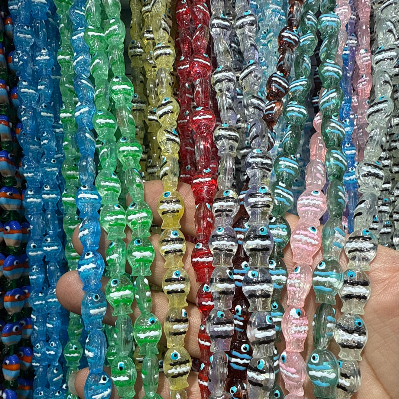 手绘手工琉璃小鱼，颜色多，色彩斑斓，欢迎您的光临！琉璃水晶珠子
