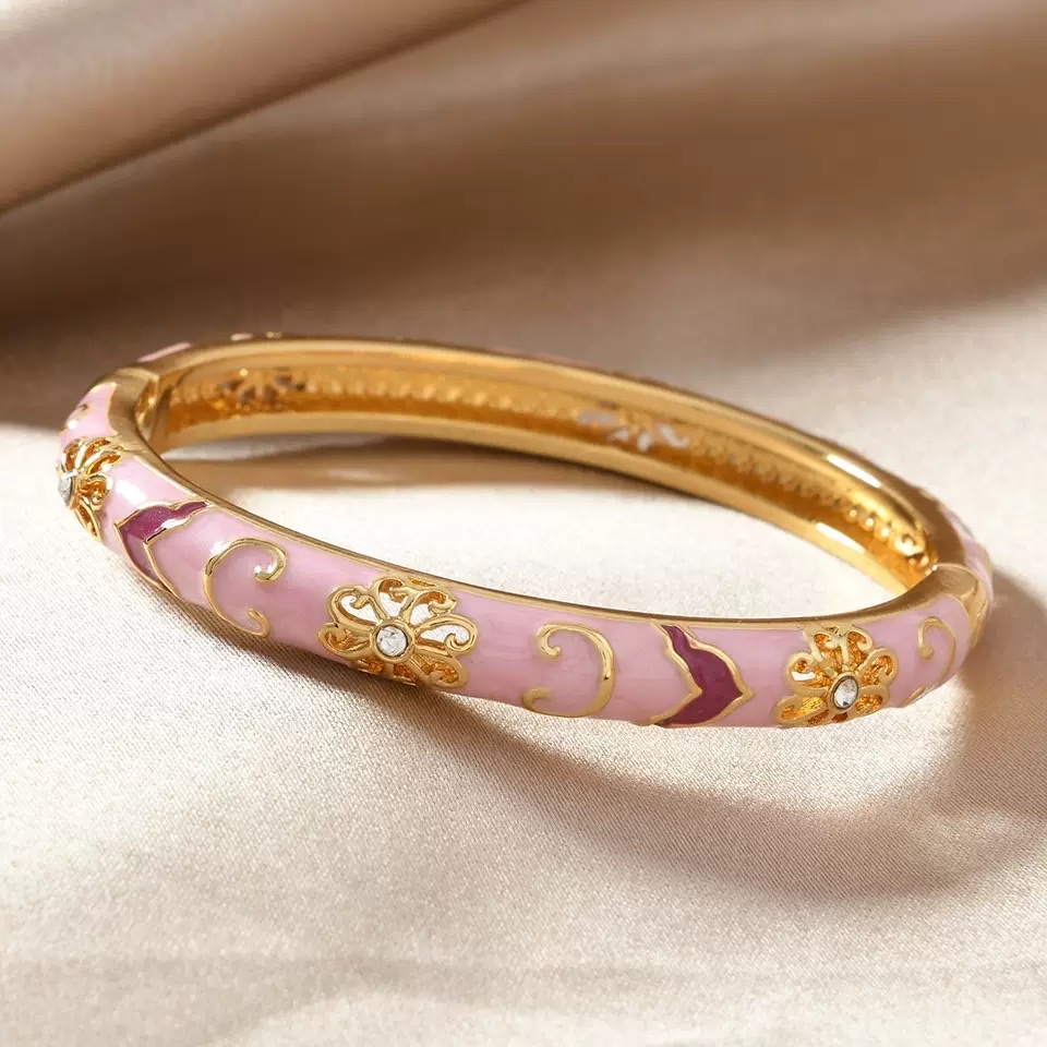The bracelet is a multi-color cloisonne ladies' accessory gift with oil dripping. It can be stacked and customized in color with spring enamel craftsmanship details Picture