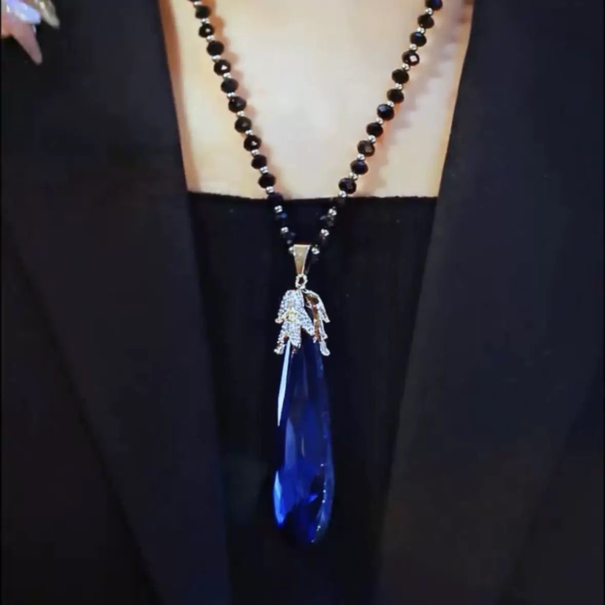 This long and versatile blue crystal sweater chain for autumn and winter is a trendy and fashionable ethnic-style pendant with an elegant and grand style
