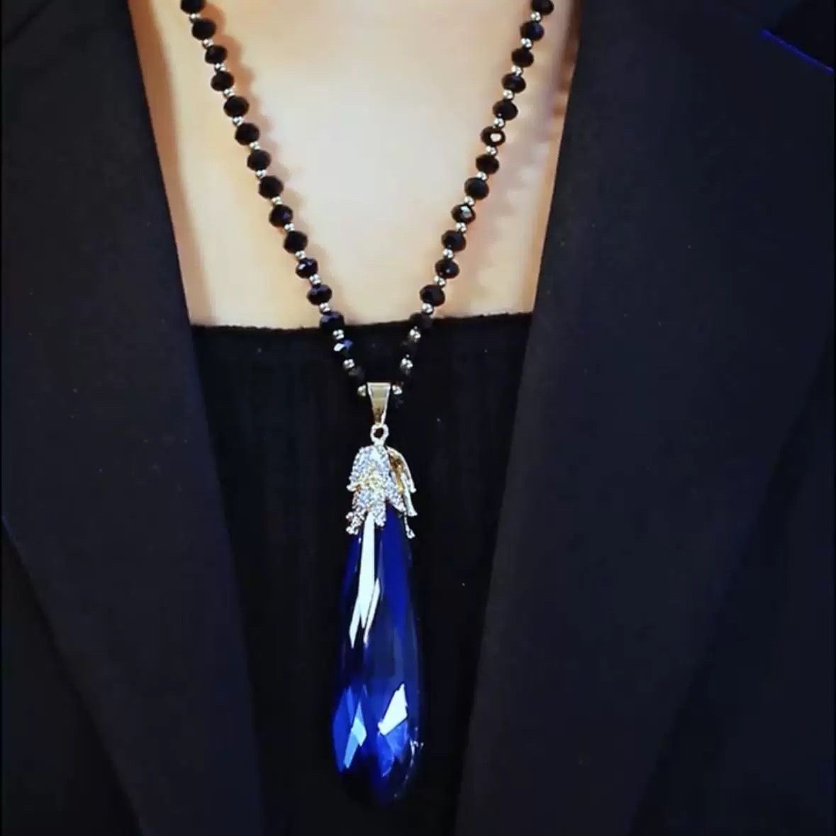 This long and versatile blue crystal sweater chain for autumn and winter is a trendy and fashionable ethnic-style pendant with an elegant and grand style Application Scenario