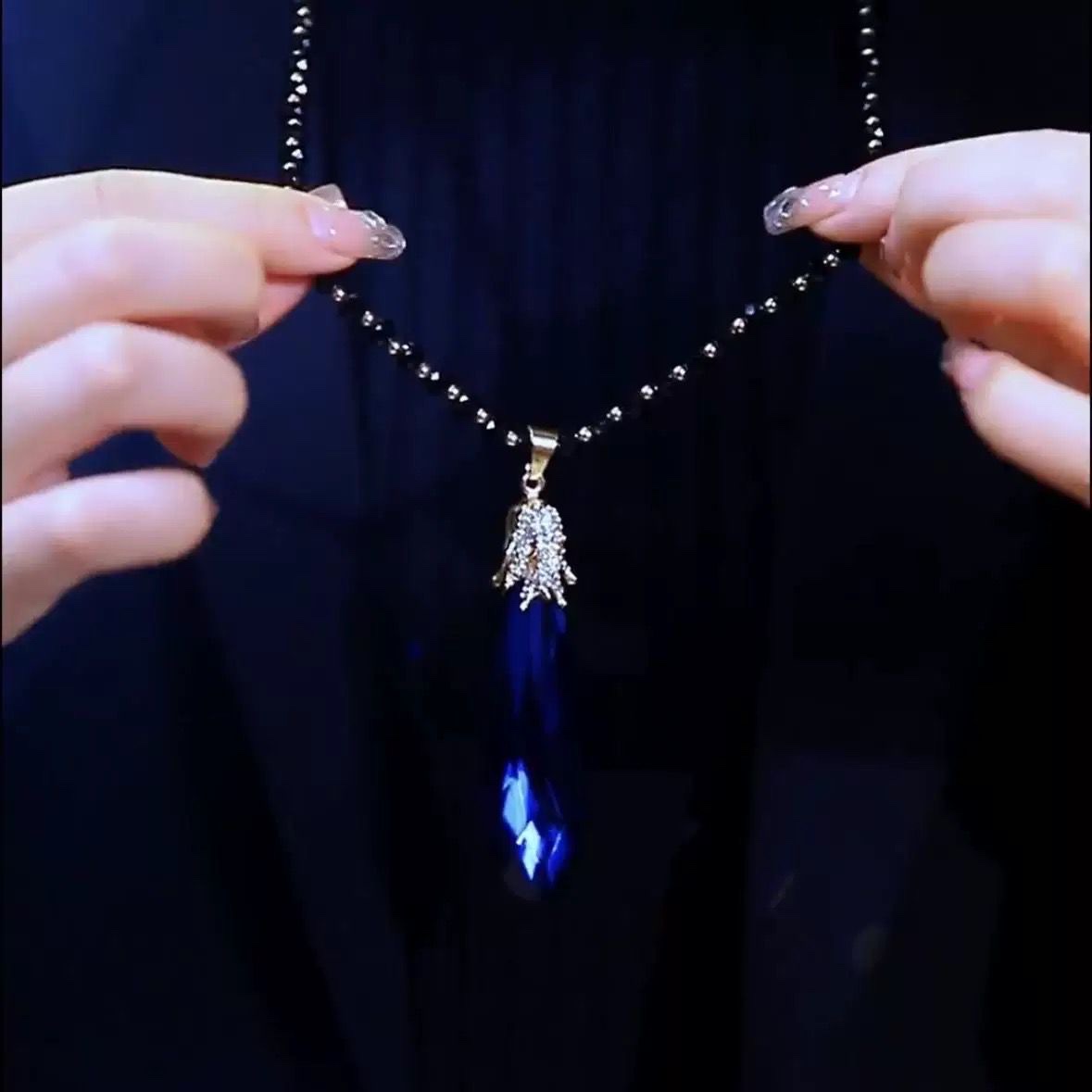 This long and versatile blue crystal sweater chain for autumn and winter is a trendy and fashionable ethnic-style pendant with an elegant and grand style Item Picture