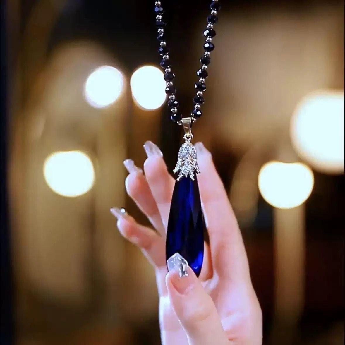 This long and versatile blue crystal sweater chain for autumn and winter is a trendy and fashionable ethnic-style pendant with an elegant and grand style Specification image