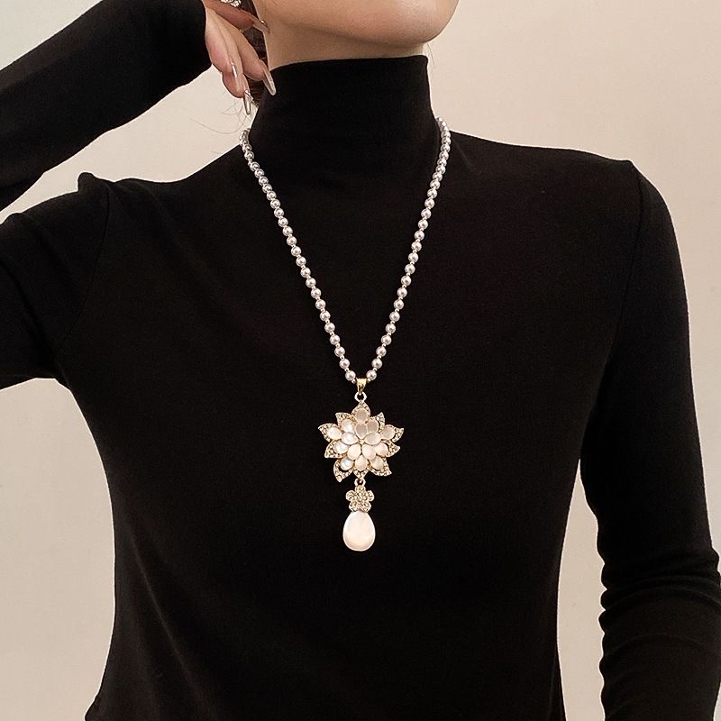 Korean style versatile and fashionable flower sweater chain autumn and winter accessories, long necklace, women's cat-eye sweater chain pendant. Korean style versatile and fashionable flower sweater chain autumn and winter accessories, long necklace, women's cat-eye sweater chain pendant detail image 3