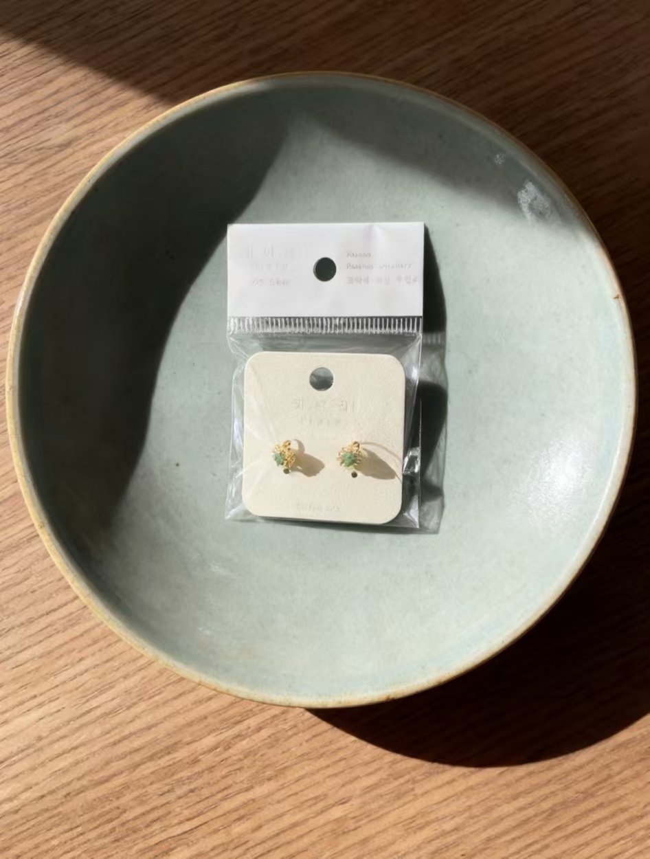 镶钻绿色花朵形银镀金耳钉细节图