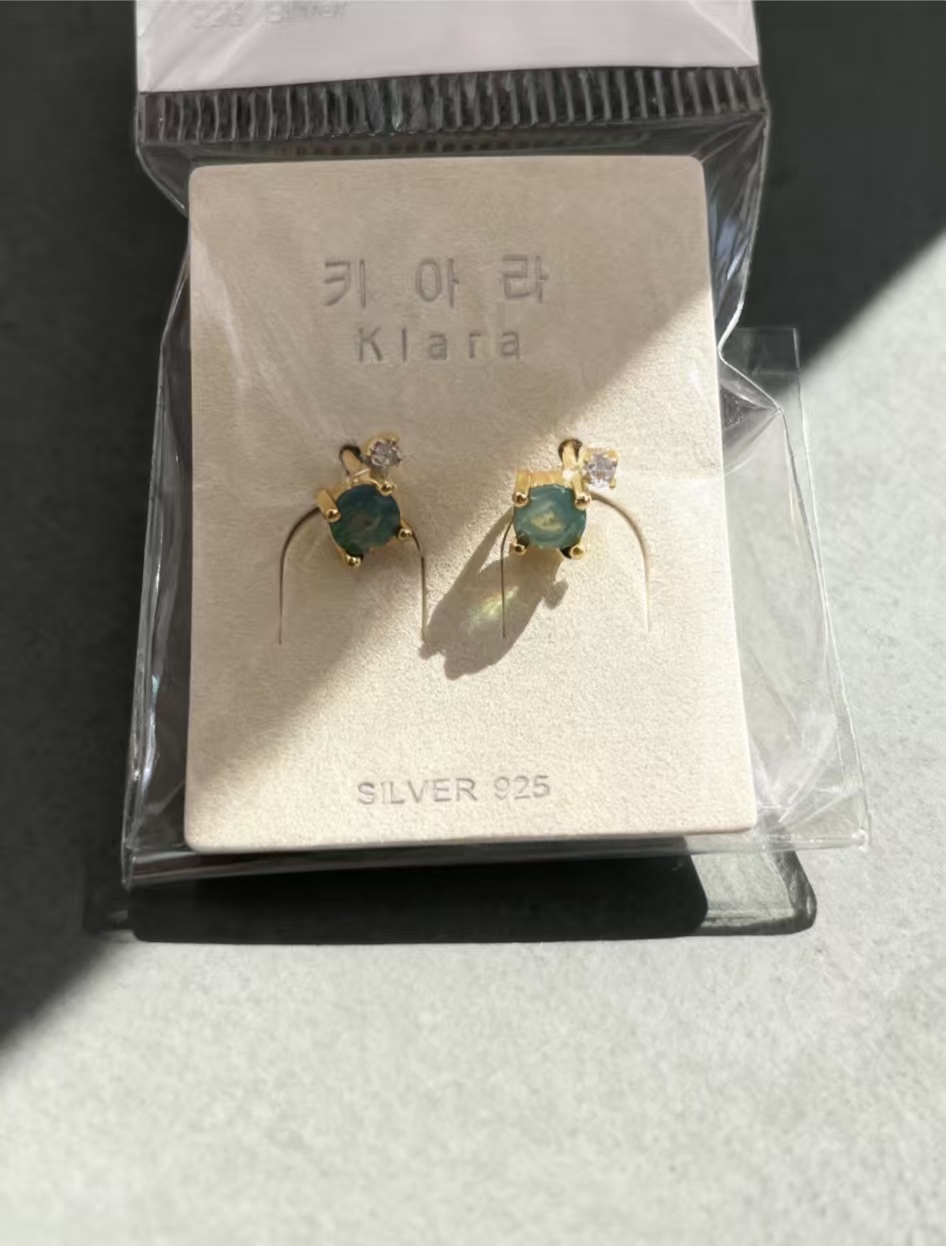 蓝色银镀金耳钉白底实物图