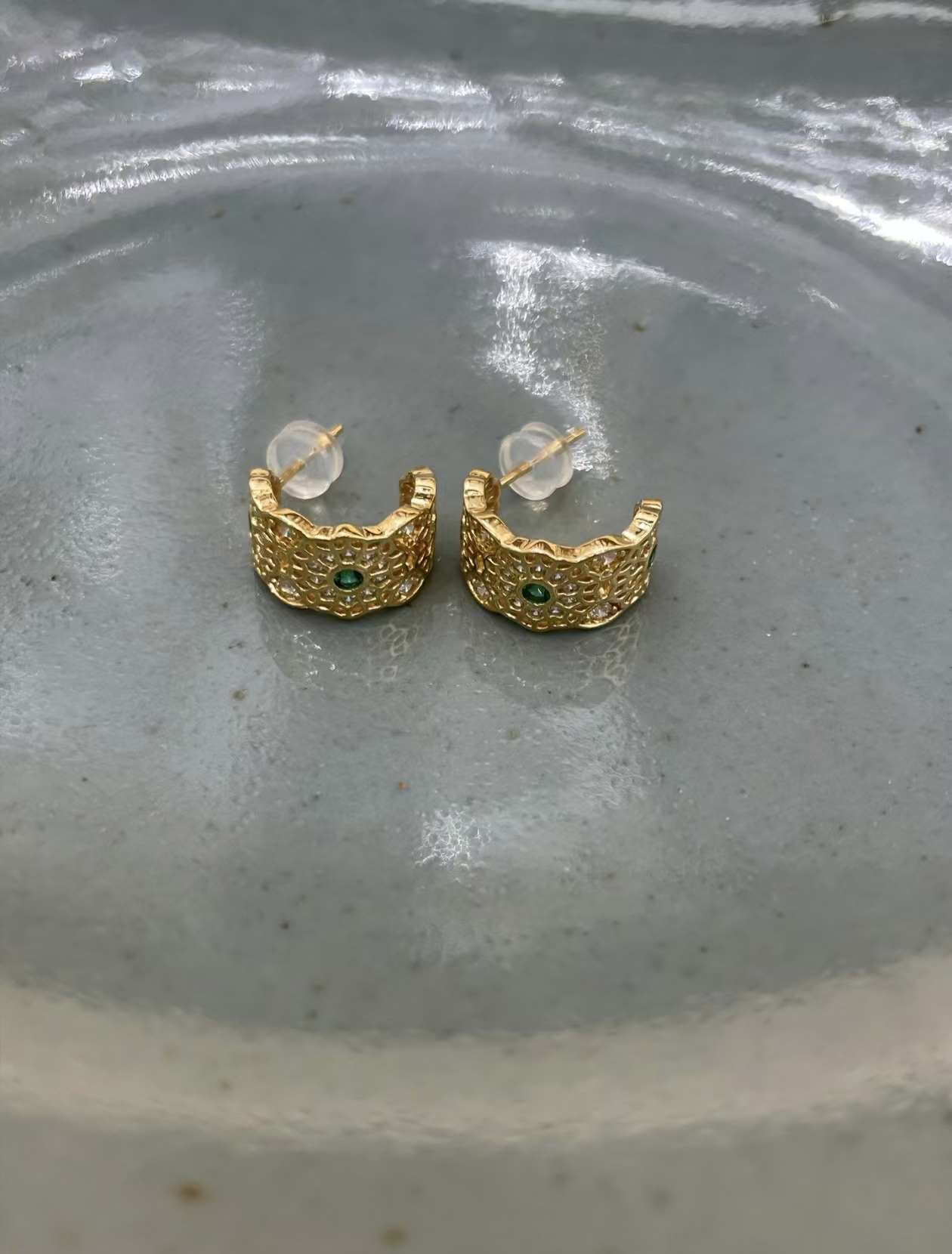 银镀金耳钉雪花形白底实物图