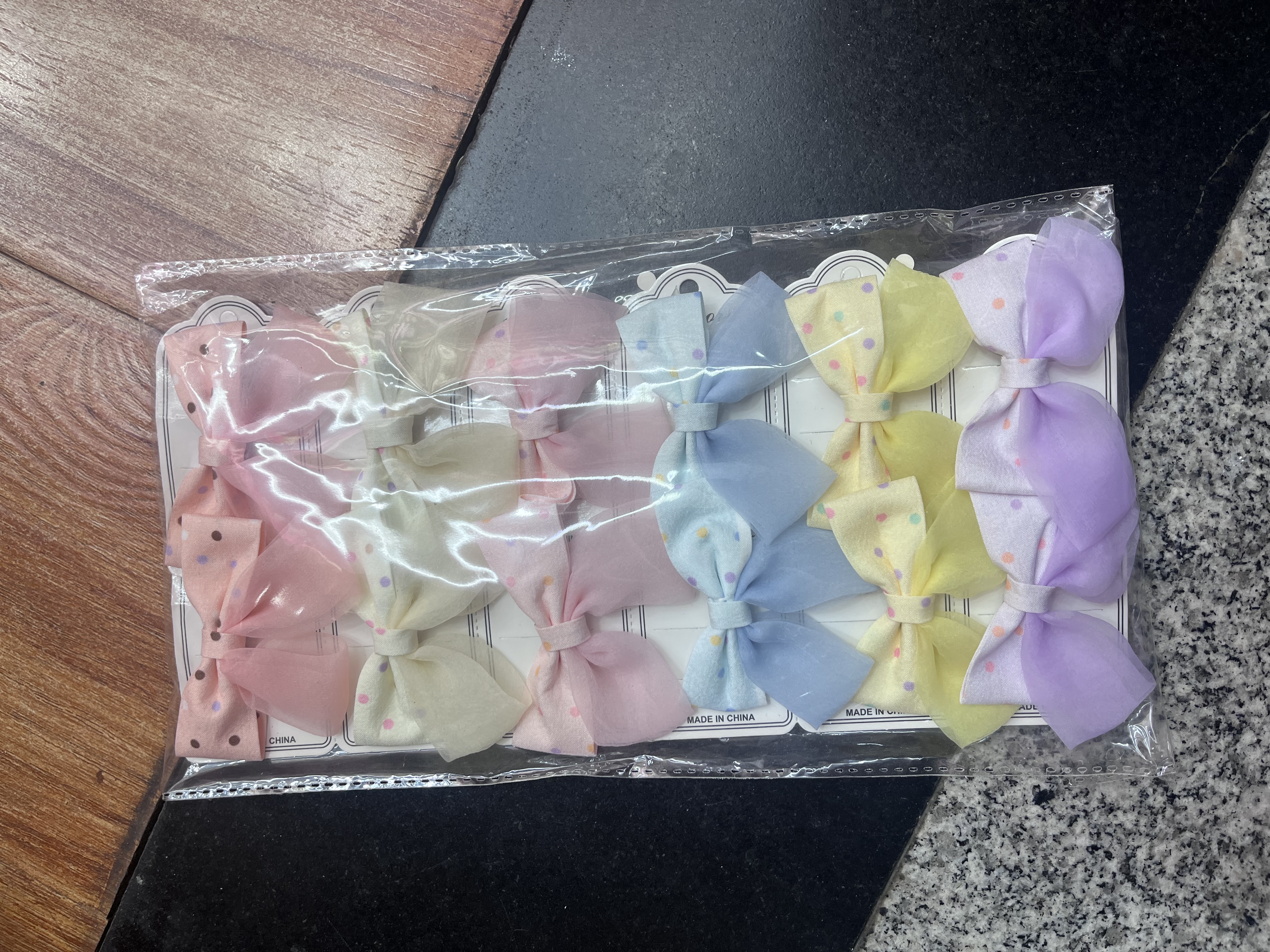 头饰布艺花夹子是以布料为主要材质的装饰发夹，通过手工制作呈现立体花朵造型，兼具固定发型和装饰美化功能，风格多样且佩戴舒适。zk