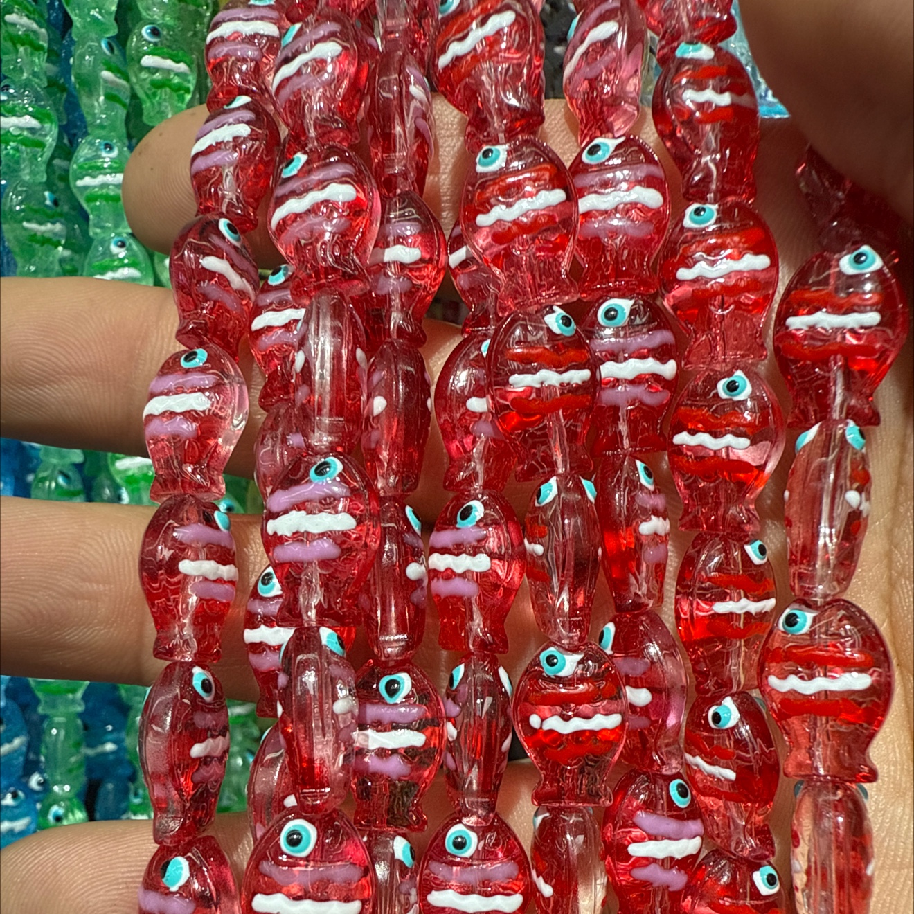 手绘手工琉璃小鱼，颜色多，色彩斑斓，欢迎您的光临！琉璃水晶珠子产品图
