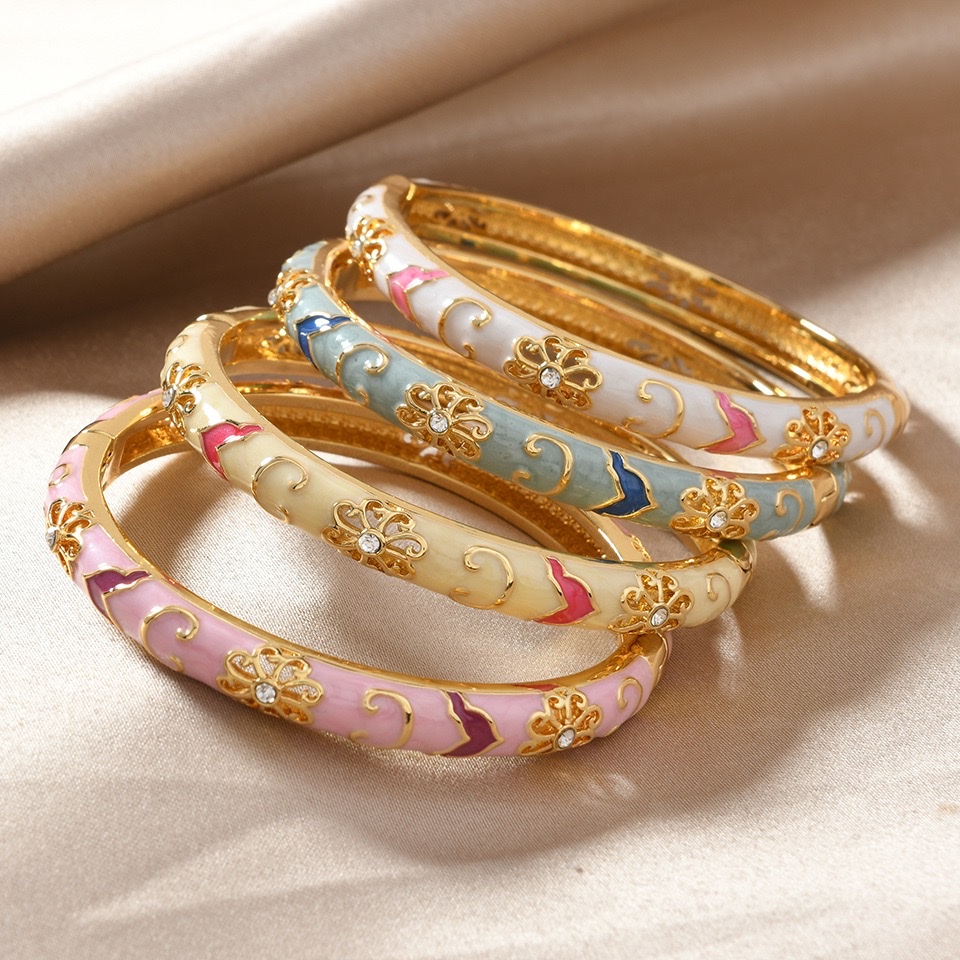 The bracelet is a multi-color cloisonne ladies' accessory gift with oil dripping. It can be stacked and customized in color with spring enamel craftsmanship Specification image