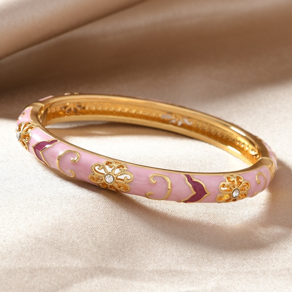The bracelet is a multi-color cloisonne ladies' accessory gift with oil dripping. It can be stacked and customized in color with spring enamel craftsmanship Application Scenario