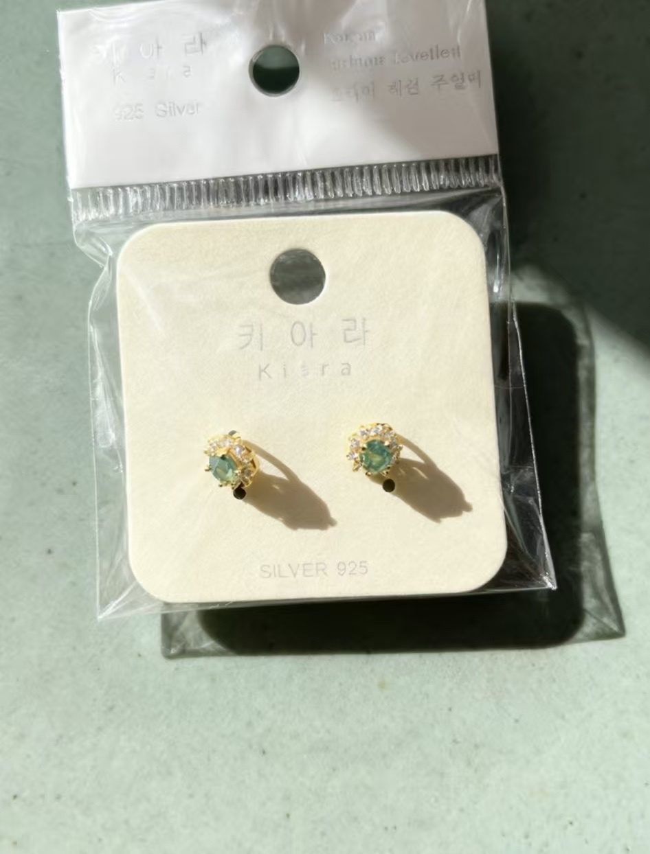 镶钻绿色花朵形银镀金耳钉白底实物图