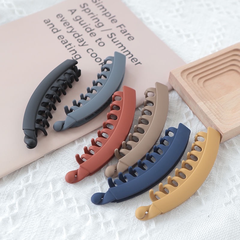The frosted simple large banana clip is versatile. Dark-colored women's hair is thick and anti-slip. It's a ponytail hair clamp with teeth and a hair band Application Scenario