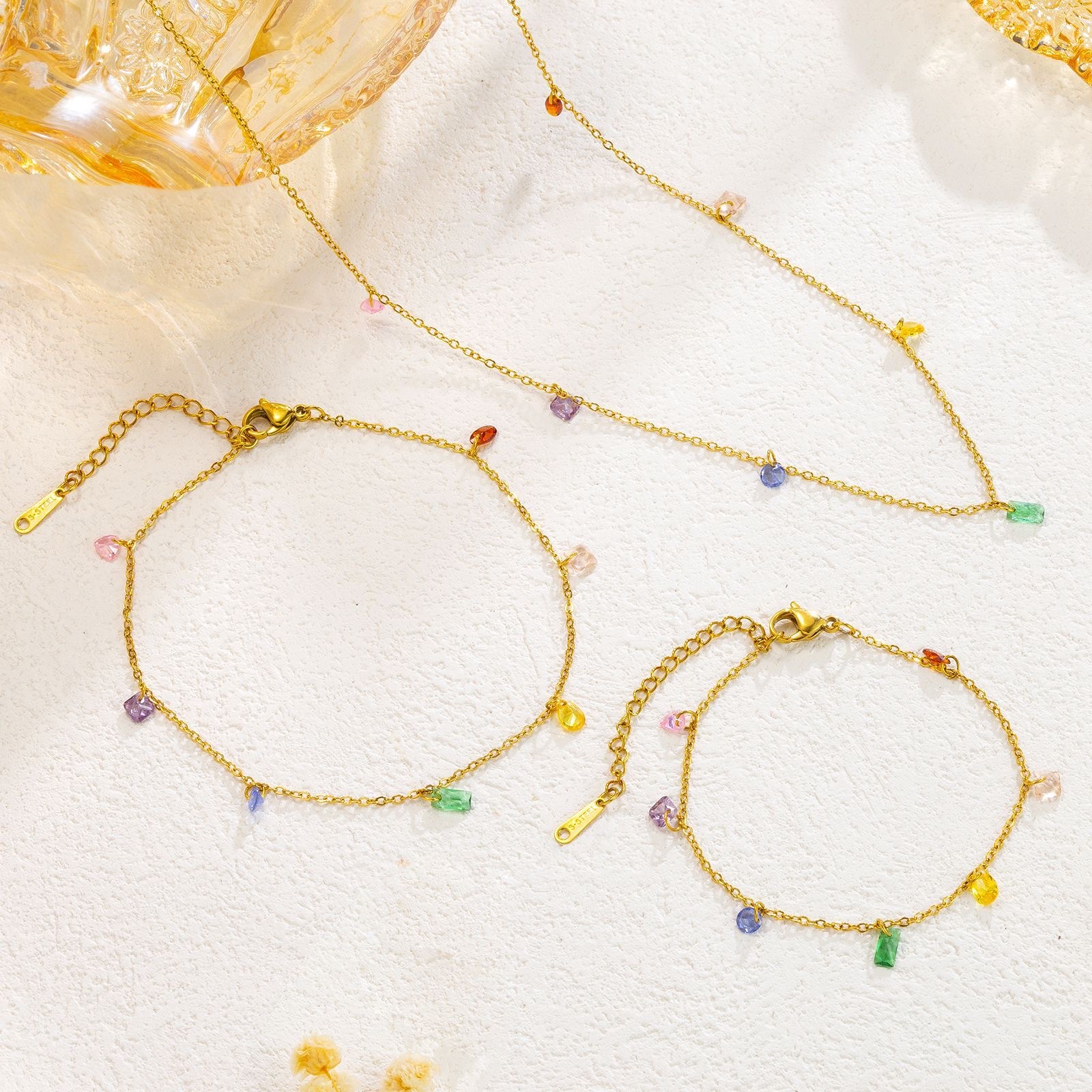 A versatile and elegant color zircon titanium steel necklace, a niche high-end collarbone chain, a new simple and light luxury accessory set