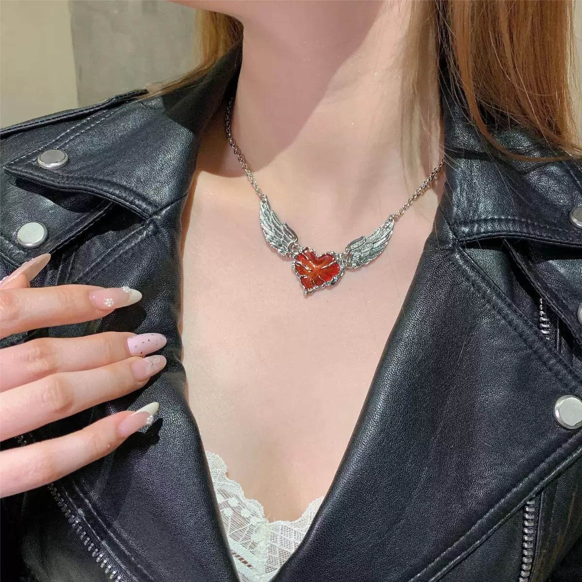 Fashionable jewelry for women: golden jade pendant, natural stone necklace, Mexican-style necklace, collarbone chain, simple and versatile, fashionable jewelry Application Scenario
