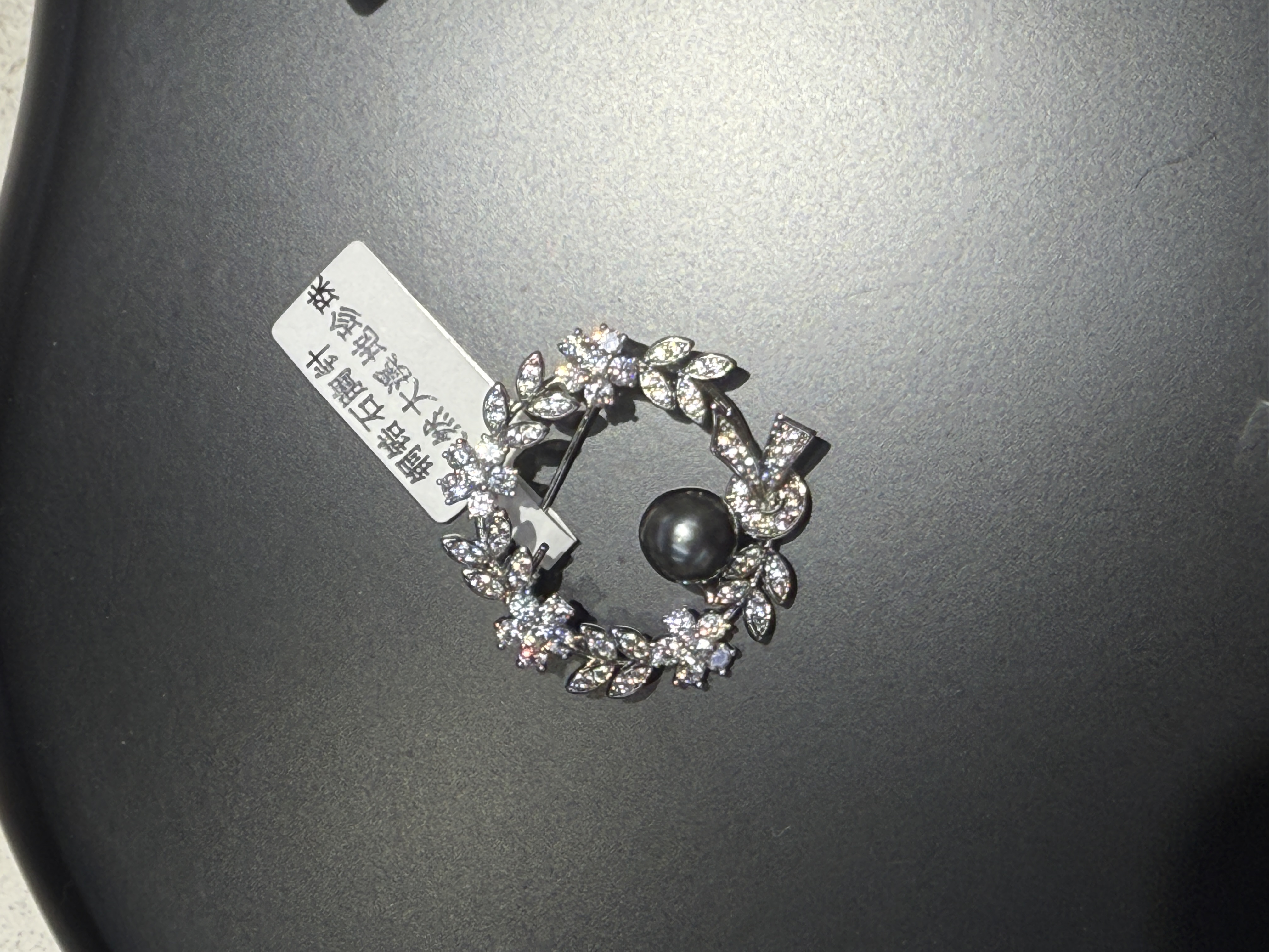 花环款天然大溪地珍珠胸针
