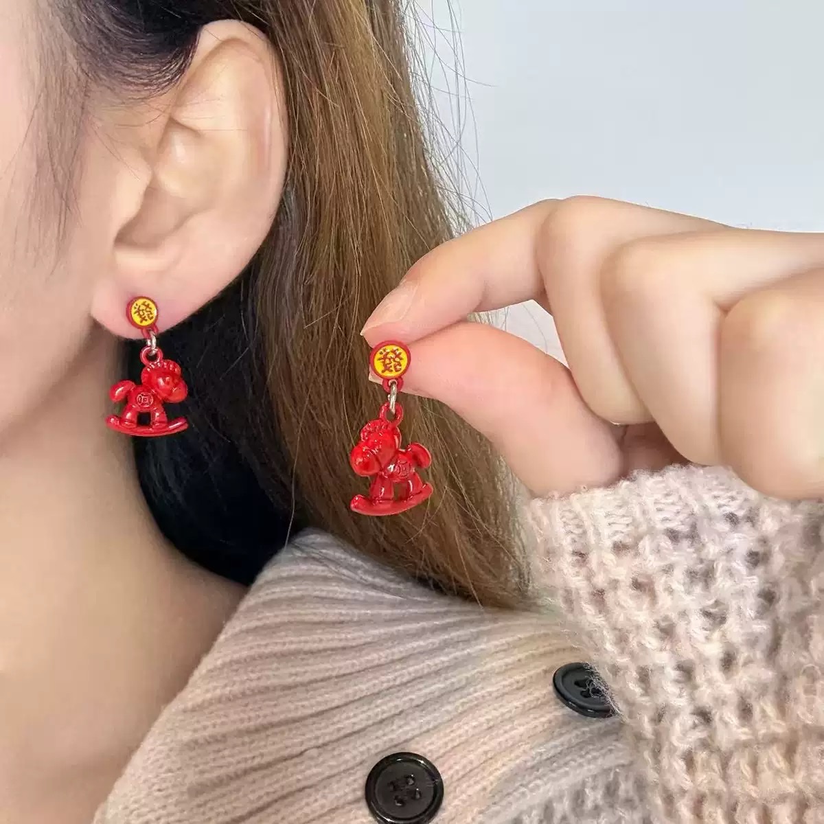 新年中国风红色福字木马耳环女马上有钱喜庆氛围个性时尚可爱耳饰详情图2