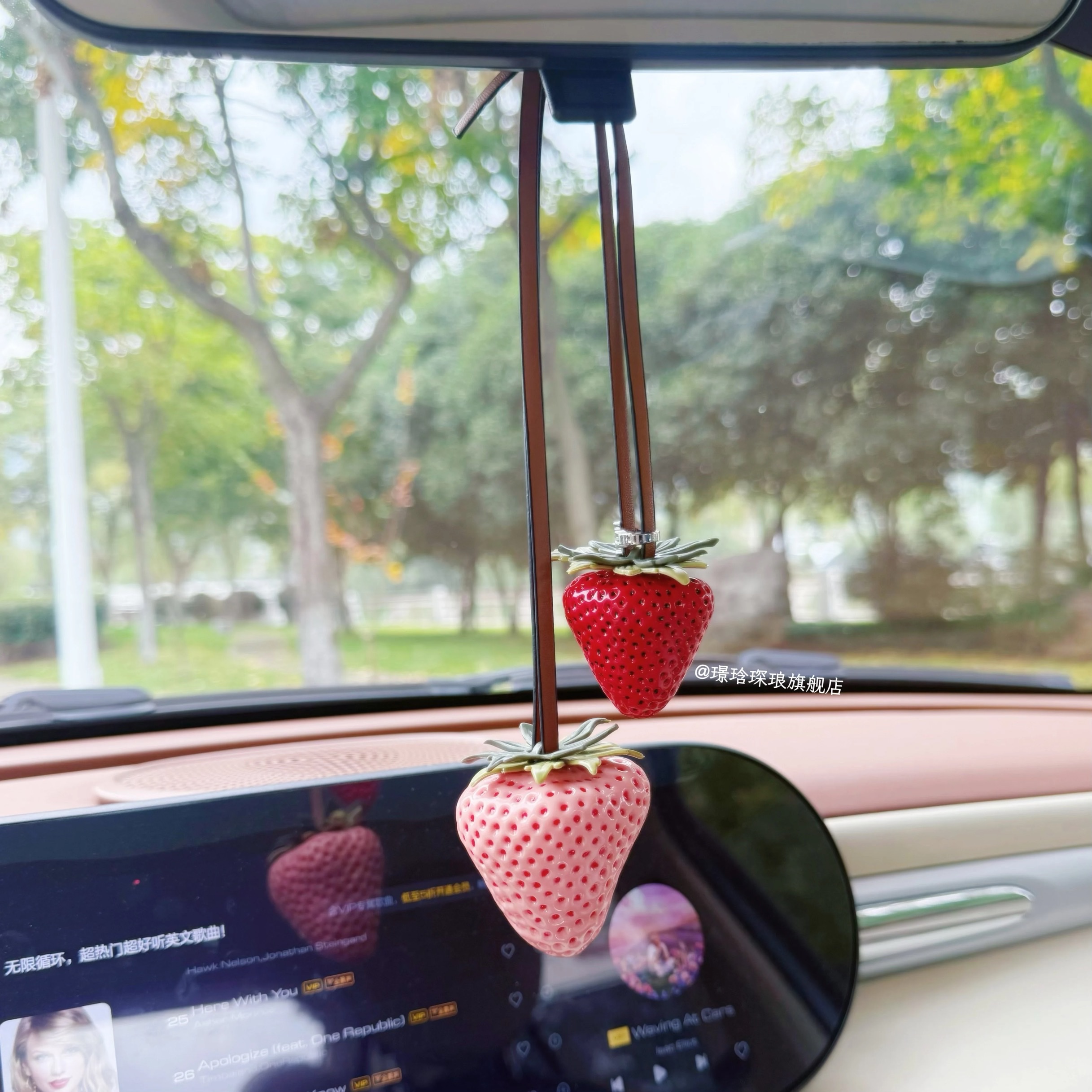The simulation of "Xi Shang Mei Shao Mei You Worry" strawberry pendant, "Mei You Worry" bag pendant, big strawberry car pendant, Internet celebrity details Picture