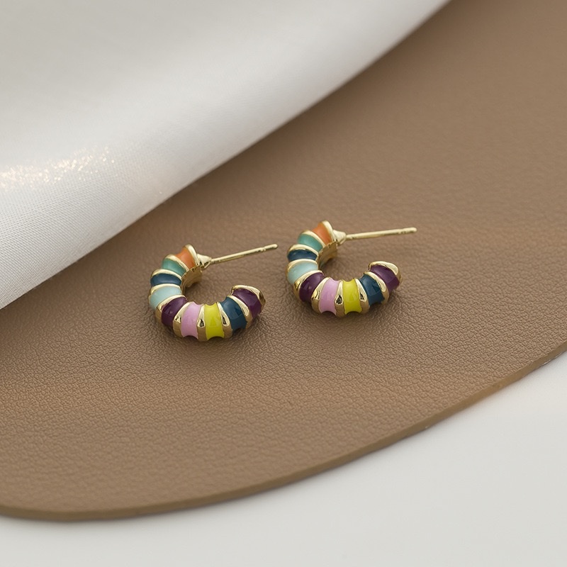 Everyday Small, Simple And Elegant C-Shaped Colored Earrings, Unique, Niche, Fashionable And Stylish Mosquito Repellent Incense Tray, No Ear Holes, Ear Clips Application Scenario