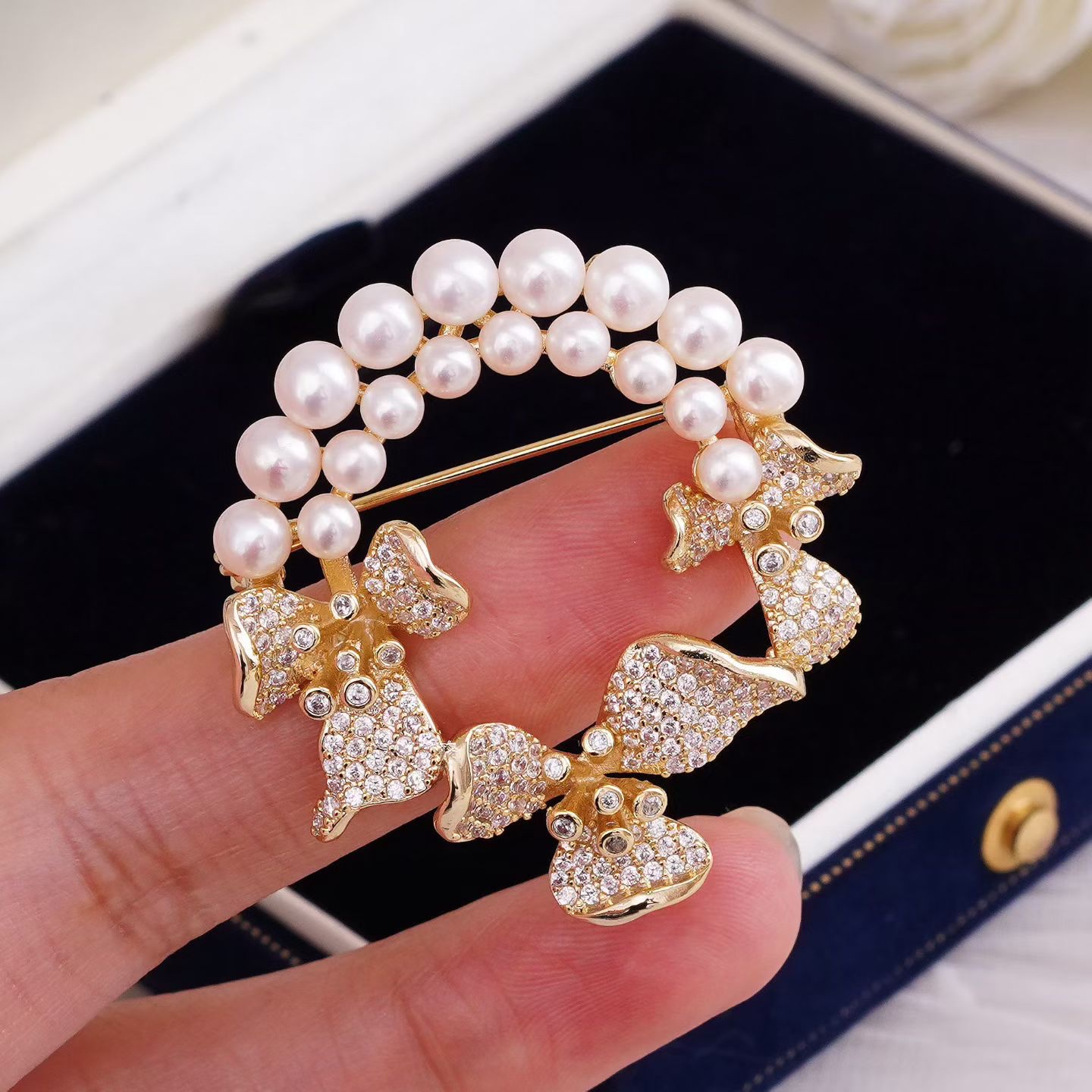 大牌精工珍珠胸针～时尚绽放🌹
不吝啬的点缀～优雅又温柔的时尚感
选一款自己的心头爱💗
美丽而又精致着～108细节图