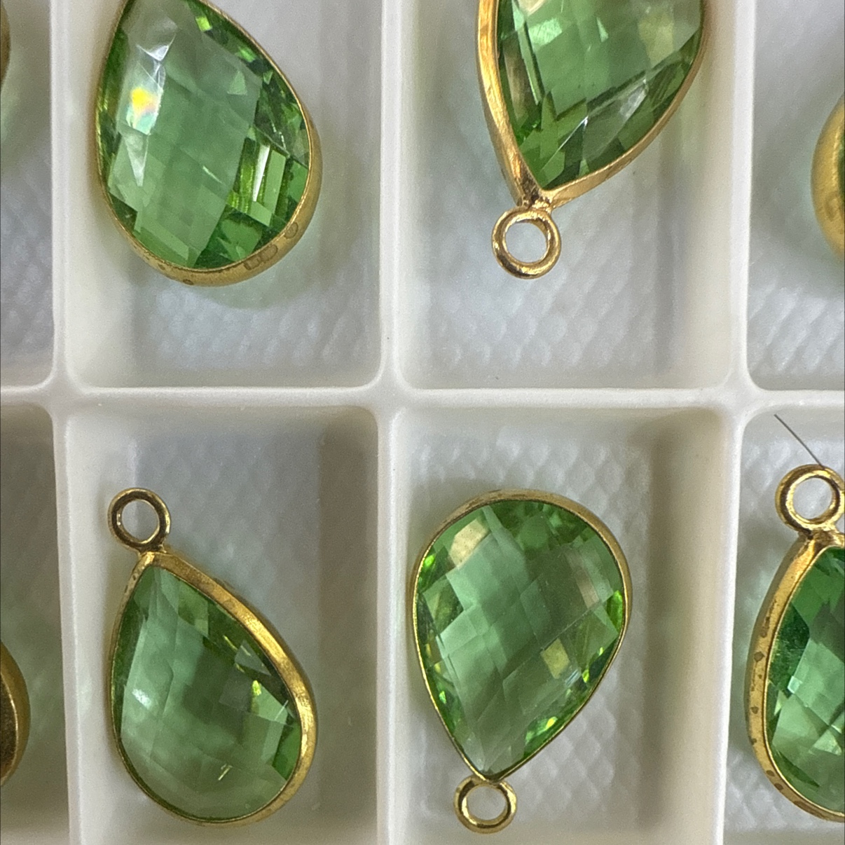 Single hanging water droplet AH10x14, copper, glass, pendant, connecting parts, rich in colors. Customizable. Necklaces and earrings are all available Application Scenario