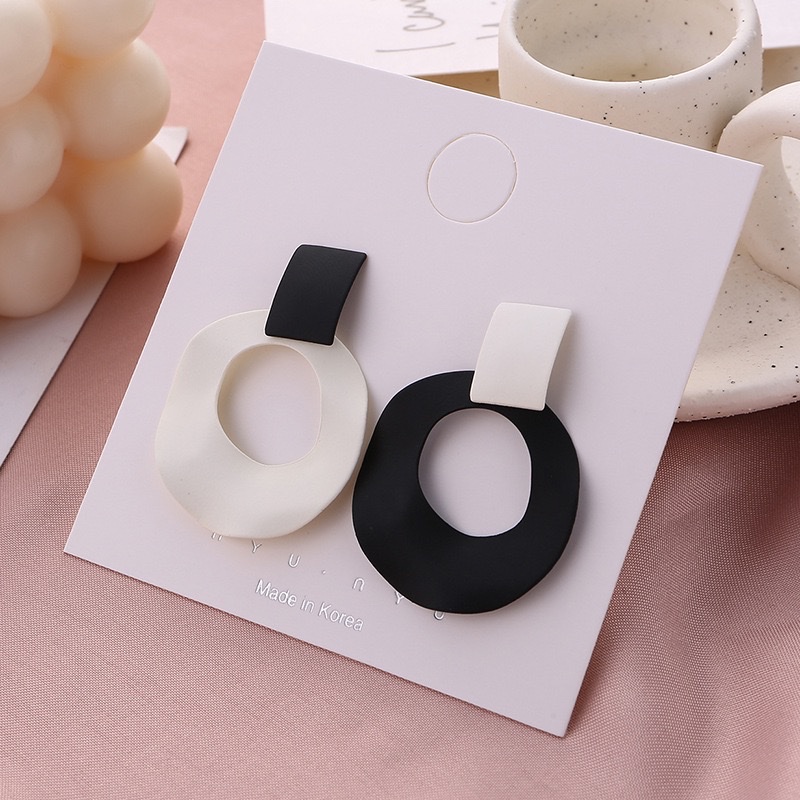 Black And White Contrasting Stud Earrings ~ Instagram Cold Style Asymmetrical Earrings For Women, Simple And Versatile Round Retro Earrings For Women details Picture