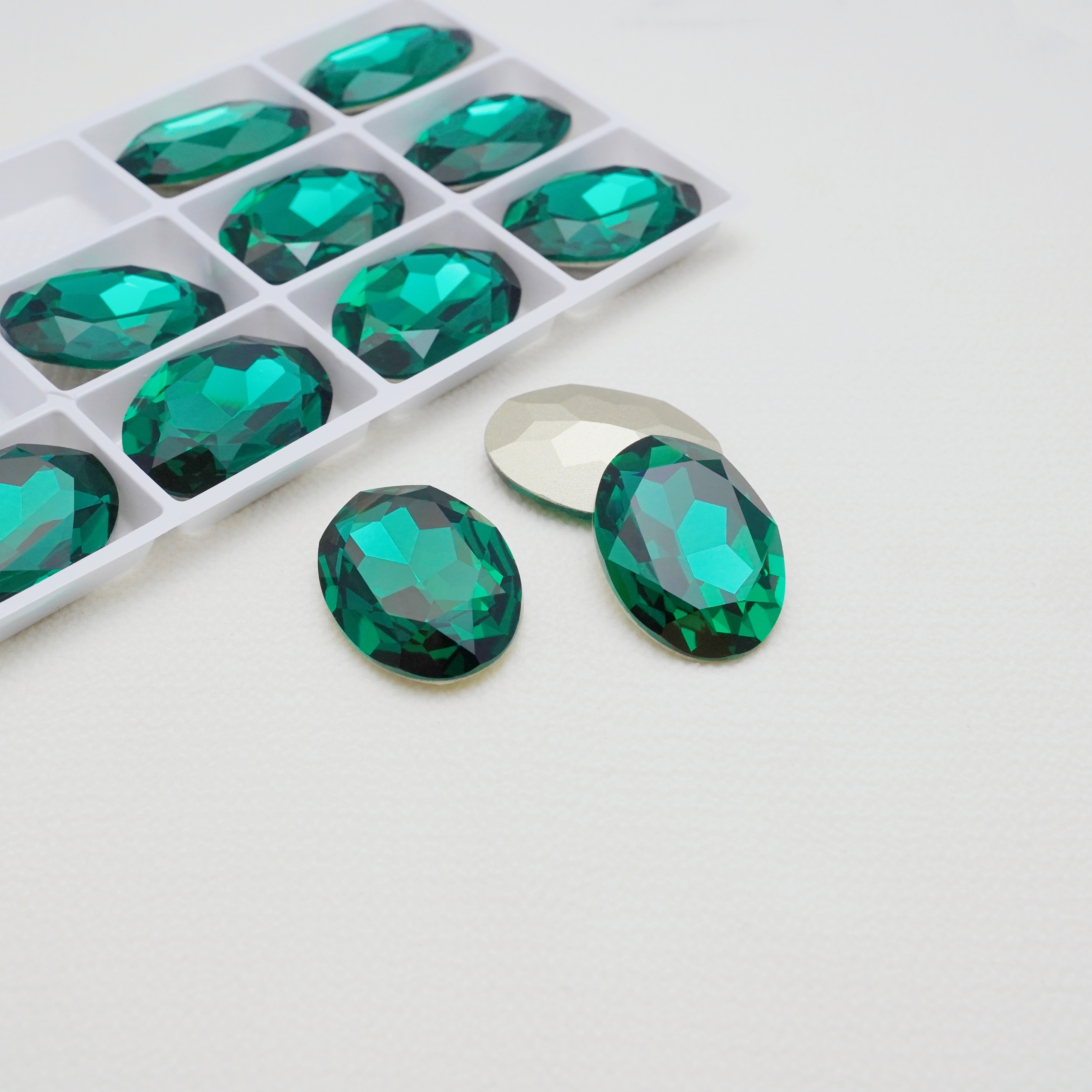 新年款祖母绿尖底水晶钻，自主diy，美甲手机壳，饰品，鞋帽，衣服辅料，厂家批发 